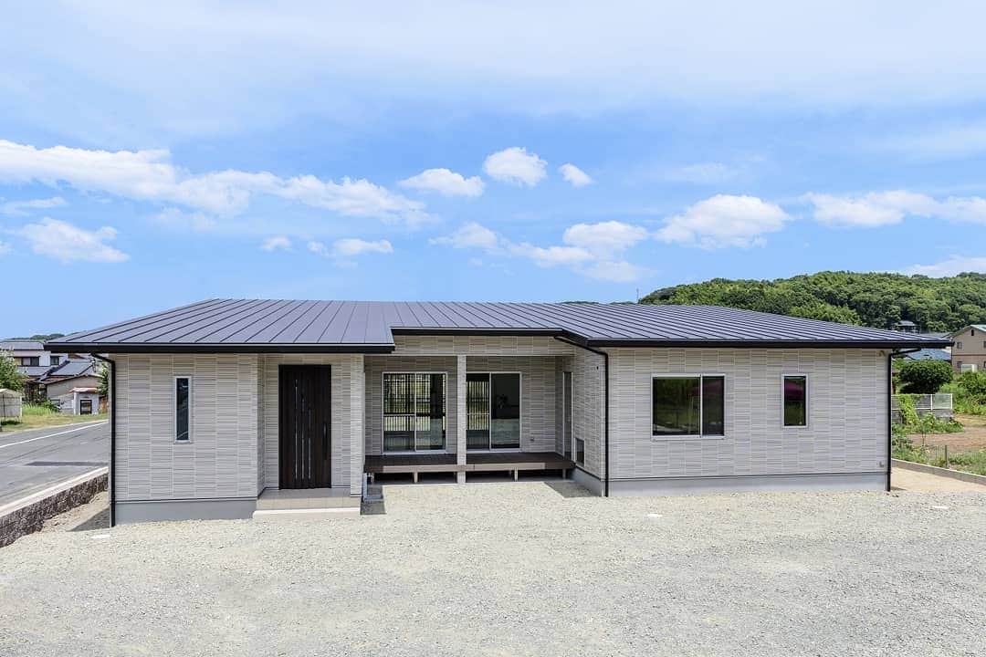 有限会社 稲葉製材住宅のインスタグラム：「どーも、今村です🤥 コの字型の平屋 来月辺りから外構工事にも入ります🐥 家と庭は一体となって初めて実のある暮らしが出来ます🍀 外構費用も含めて家づくりを計画されるとより良い暮らしが出来るものですね🙄  #平屋#外観#コの字型の家#外構#エクステリア#庭#新築#家#家づくり#マイホーム#マイホーム計画#暮らし#庭のある暮らし#日々#丁寧な暮らし#田舎暮らし#マイペース#のんびり#自然素材#工務店#リフォーム#リノベーション#工務店#熊本#玉名#山鹿#稲葉製材住宅#イナバ」