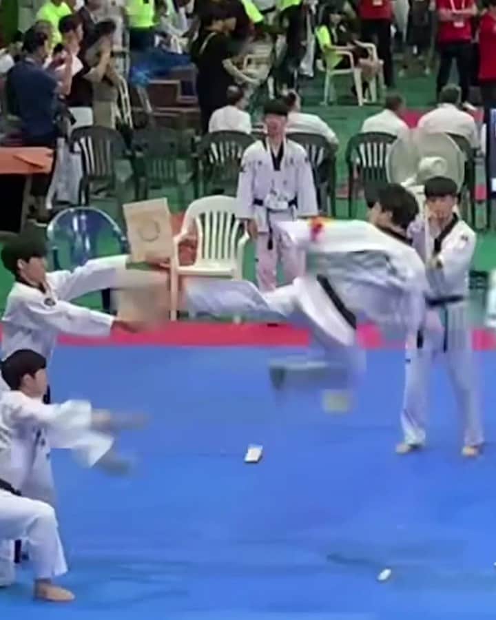 レッドブルのインスタグラム：「parents: what do you want to be when you grow up?  us:  @shinmincheol #redbull #givesyouwings #taekwondo #martialarts #tkd」