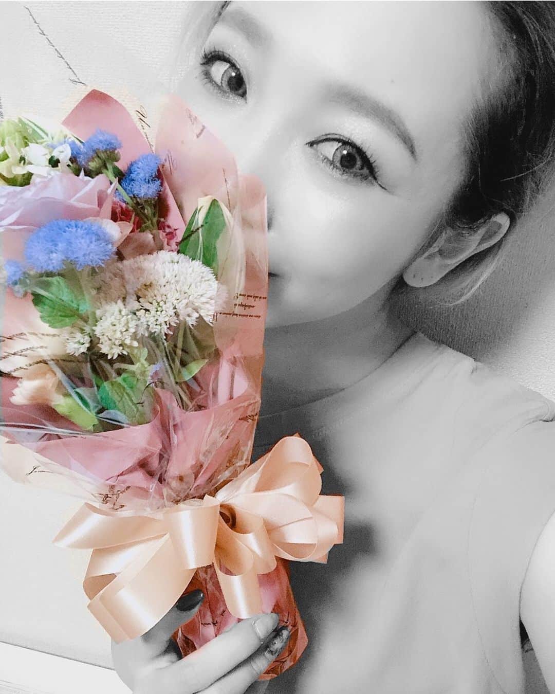 reika satoのインスタグラム：「. . @tklv33 富樫家からお花💐頂いた♡ . お家に帰ってすぐ飾ったよ🤭💕 来てくれて本当にありがとう🕊 . 今日も後数時間… 明日で終わり、悔いの無いように☺︎ . @duras_official」
