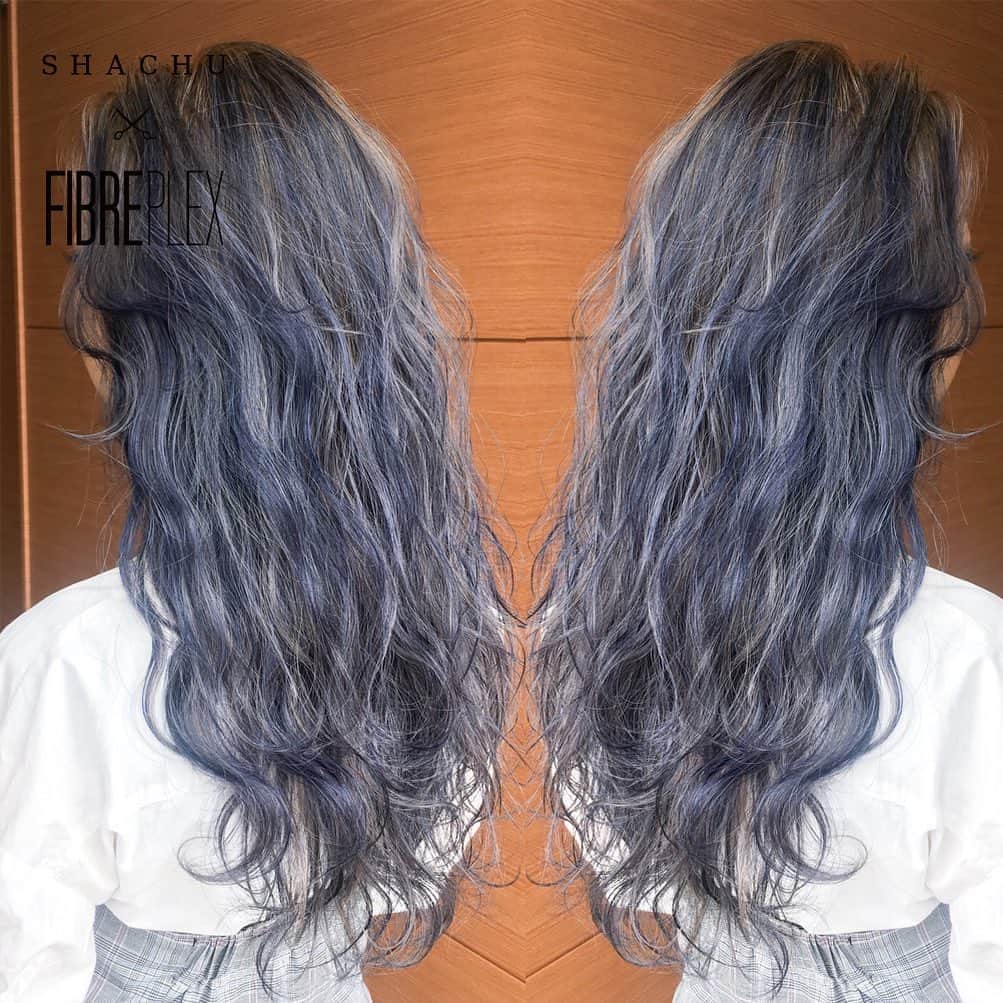 のインスタグラム：「[ SHACHU × FIBREPLEX インスタ タイアップ企画] DENIM Hair by @manax_x  シュワルツコフの毛髪強化システム＝ファイバープレックス どんな髪にも使え、しっかり発色。 染める＋『 保護・強化 』のヘアカラーに #アンティークカラー が登場！ 渋谷の大人気サロン「SHACHU」とのコラボレーションで、ファイバープレックスカラーのヘアスタイル写真をアップします！  @shachu_hair  #ファイバープレックス #ファイバープレックスカラー #unlock #アンティークカラー #チャコールカラー #デニムヘア #マッシュルームブラウン #ブルーカラー」