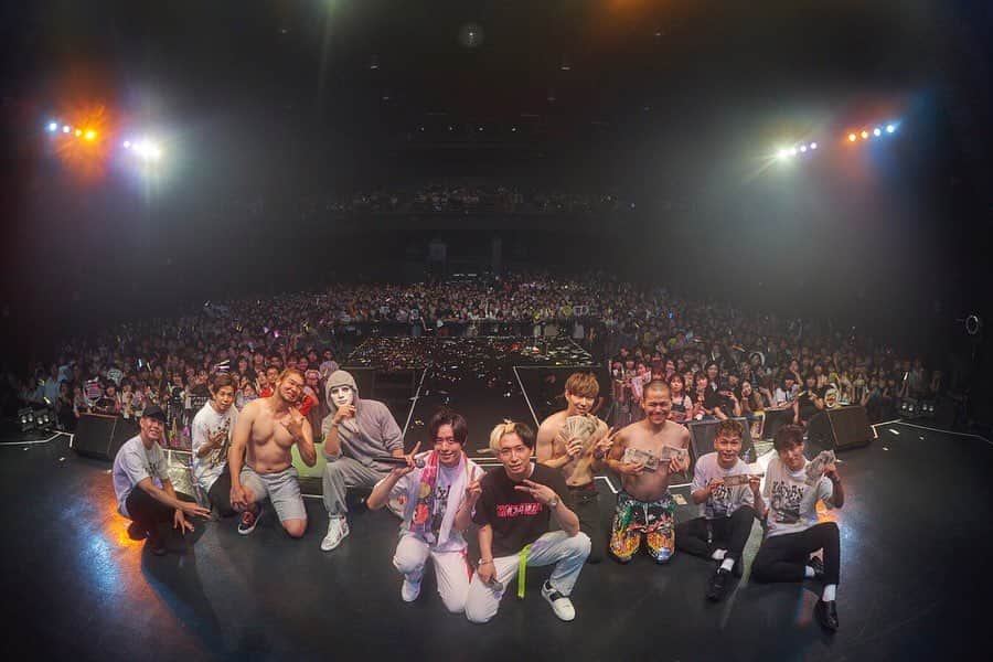 のインスタグラム：「8/29 カル×ピン . 「お疲れSummer 〜4000万赤字でも俺達Zepp立っちゃいます！〜」@zepptokyo . にてライブバックダンサーを務めさせて頂きました！🕺✨ . 最高に盛り上がり最高に楽しい時間でした！最高なメンバーの中、このステージに立たせて頂き、関係者の皆様、関わって下さった皆様に感謝です！ 本当に有難うございました🙇🏽✨ . また次に向けて頑張ります🔥  #カルピン#ダンサー#zepptokyo」