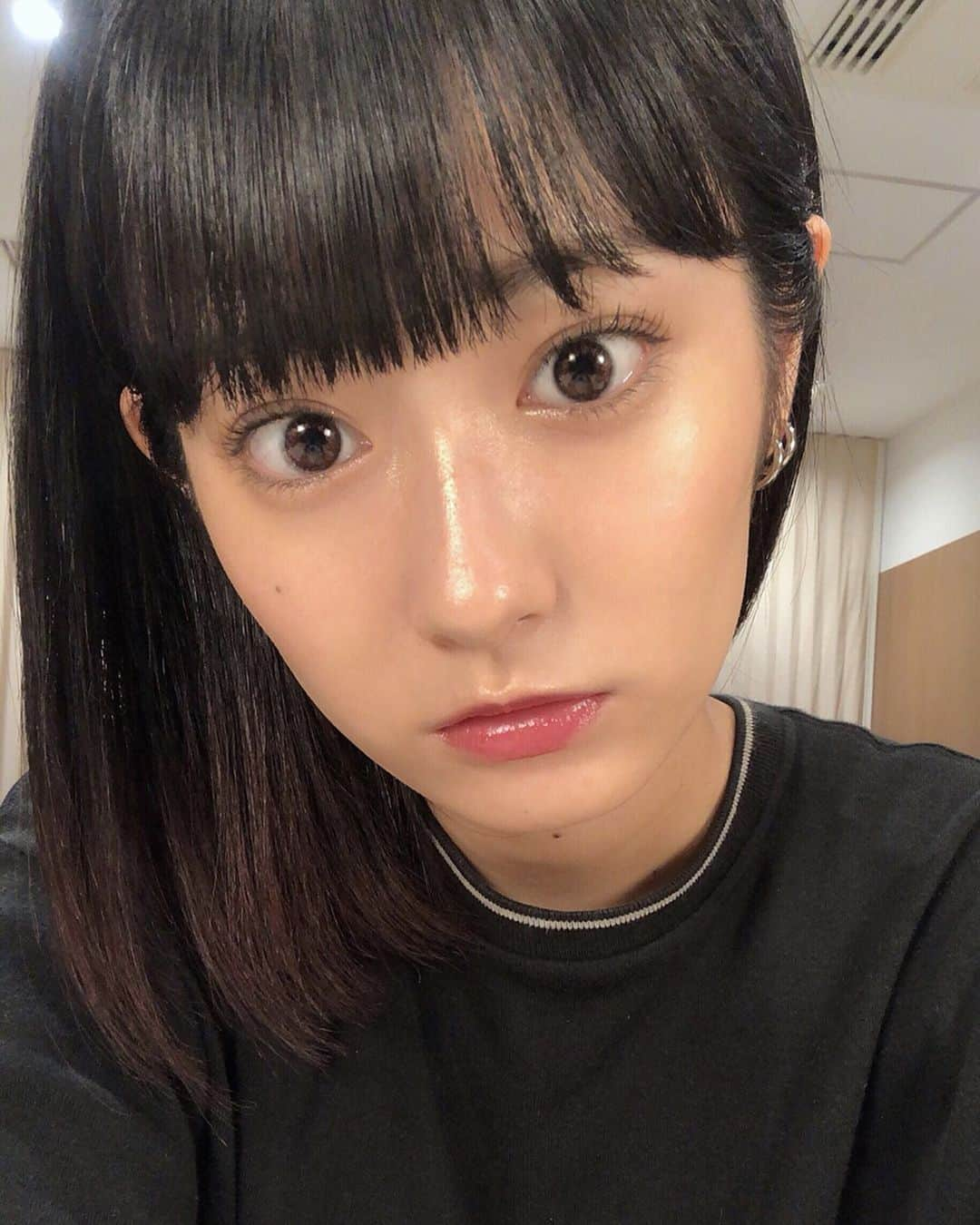 広瀬ちひろさんのインスタグラム写真 - (広瀬ちひろInstagram)「マキアージュから新発売の#ドラマティックジェリーコンパクト 💎 高密着ジェリーの新処方のジェリーファンデーションで、ツヤ感あるのに崩れにくい！ ムラもできにくくて、ピタッと肌に密着する感じ🙆🏻‍♀️ もちろん乾燥もないです！ 暑い季節はやっぱり崩れやすいけど密着してくれて崩れにくいから嬉しい〜 化粧直しにも使ってる✌🏻️ #ファンデーション  #ベースメイク #高密着ジェリー #マキアージュ #PR」8月30日 18時19分 - chi_hirose