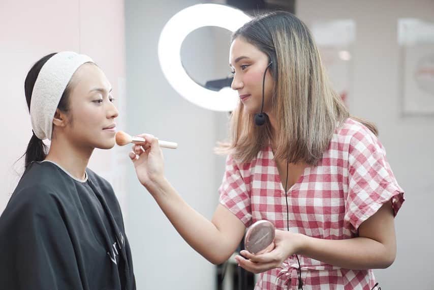 のインスタグラム：「Hai beauty, ini dia keseruan acara make up class by @wardahbeauty di kantor @telkomindonesia . Hari ini acara seru dan heboh banget dipandu Beauty Influencer @stefanytalita dan juga MC @chikaaudhika ✨ acara nya begitu meriah dan semua peserta happy belajar make up menggunakan produk @instaperfectbywardah 💞 thank you teman-teman dari @telkomindonesia . Kira-kira kantor mana lagi ya yang akan team @beautynesia.id dan team @wardahbeauty kunjungi selanjutnya?? Nantikan di instagram @beautynesia.id 💞#wardahbeautyhour #wardahxtelkom #wardahxbeautynesia」