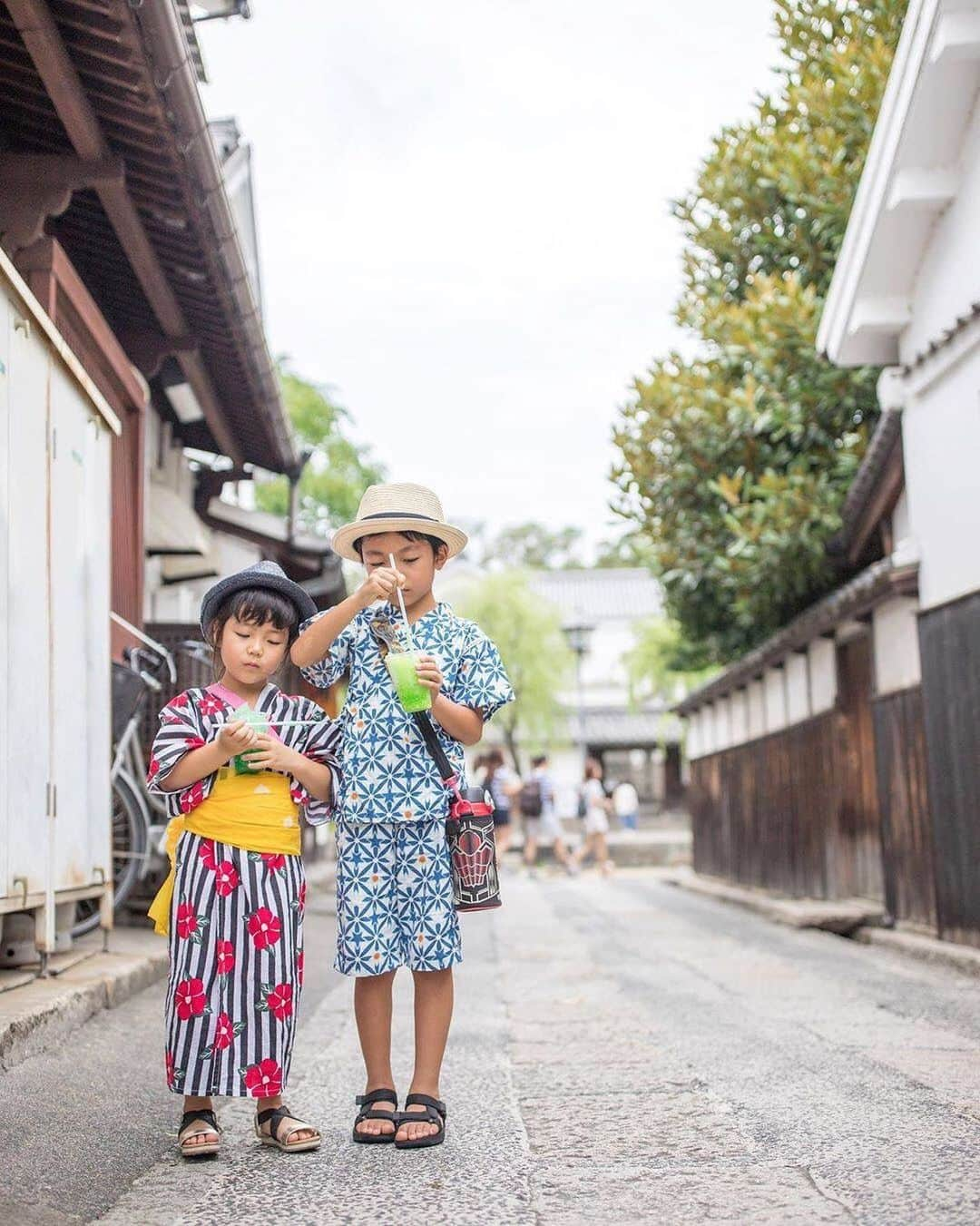 タビスルキッズさんのインスタグラム写真 - (タビスルキッズInstagram)「今月もお疲れさまでした😊 現在、「夏の終わり」を楽しんでいるお写真・動画を募集中です✨ 本日の #タビスルキッズ はこちら💕 📷@chiffon0629さん 🚩岡山県・「倉敷美観地区」 🎙ご本人コメント 美観地区行くよって言ったら、 あ、じゃあ浴衣？と勝手に着替えてきた人たち。 完全に教育されている…笑 ＊＊＊＊＊＊ 「あ、じゃあ浴衣？」ってナイスコンビネーションですね😆素敵なお写真ありがとうございます💕」8月30日 18時25分 - tabisuru_kids