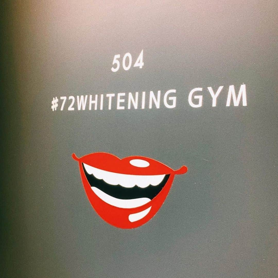 72WHITENING GYMのインスタグラム：「こんばんは！ ・ @_104138_ さん いつもご来店誠にありがとうございます🥺🌟 ・ ・ トーンアップかなりされましたね！ ・ ・ 今の白さを維持していきましょ💓💓 ・ ・ 小麦肌に真っ白な歯が輝いてます🌟 ・HP﻿ https://72whiteninggym-osaka.com ================﻿﻿﻿ ﻿﻿﻿ @72whiteninggym_osaka ﻿﻿﻿ ﻿﻿﻿ 〒541-0057 ﻿﻿﻿ 大阪府大阪市中央区北久宝寺町２丁目６−１RE-017 504﻿﻿﻿ ﻿ ================﻿ ﻿ ﻿ ﻿﻿ #ホワイトニング #美しい歯 #第一印象#口元美人 ﻿﻿ #イメージアップ大作戦 #セルフホワイトニング大阪 #笑顔#フォトグラファー #歯 #白い歯目指す#心斎橋店 #駅近 #駅近ジム #パーソナルトレーニング#心斎橋 #心斎橋駅からすぐ #駅近 #ホワイトニング大阪 #結果にコミットする#ブライダル #ブライダルホワイトニング #ワンランク上の結婚式 い#白さ際立つ #ホワイトニング大阪  #テラスハウスハワイ  #ホワイトニング専門店  #第一印象は歯で決まる」