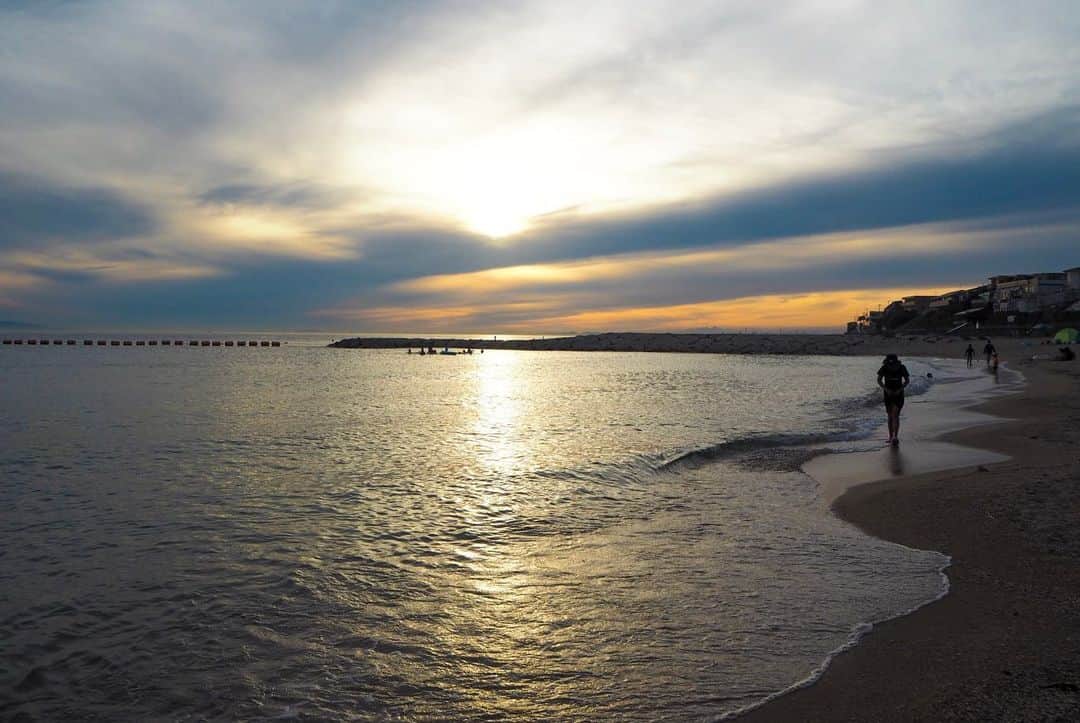 伊藤桃さんのインスタグラム写真 - (伊藤桃Instagram)「#山陽電鉄 #忍たまとおでかけ1dayチケット の旅のつづき♡ 海岸線をみながら次に向かった先はこちら！ #林崎松江海岸駅 ✨ 海が見える路線にいきたい。 そんなわがままをさやさんが叶えてくれました。 そして最高の夏の夕陽にであえました🌅 🚃 どこか懐かしい駅をでてソフトクリームをかって ふわふわ夏の夕暮れをお散歩散歩して 昼間のはしゃいだ空気がどこか残る海岸ぞいを満喫して。 またステキな景色に出会うことができました♡ こんな旅もときにはよいよね(^○^) 🚃 つづく♡」8月30日 18時29分 - itomomo_tetsu