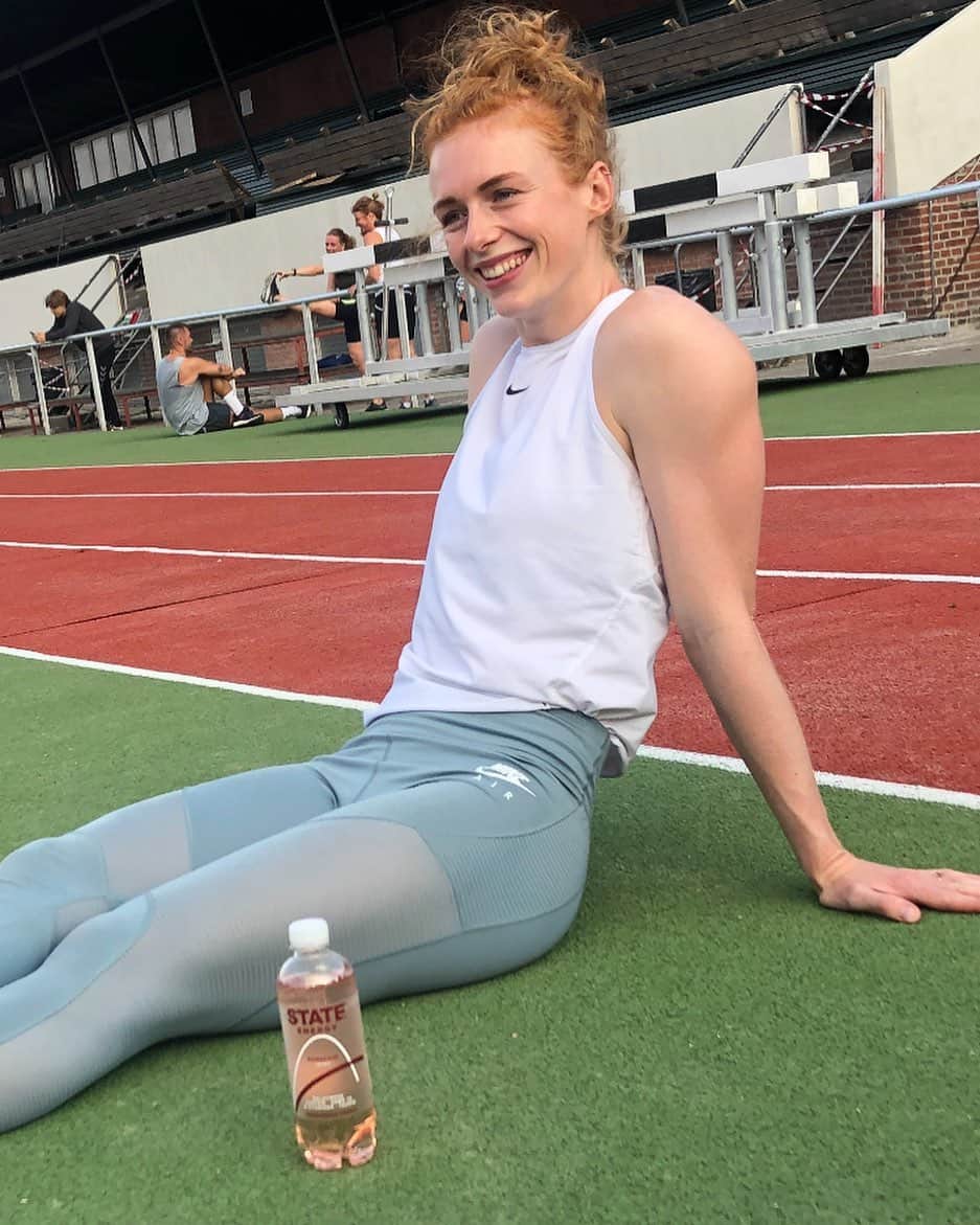 マチルドU・クラマーのインスタグラム：「Annonce | Jeg er sindssygt glad og stolt over at præsentere det vildeste danske brand og energidrik, som min nyeste sponsor!❤️ @statedrinks har udviklet den mest fantastiske energidrik, der sikrer et højt men især vedvarende energiniveau og jeg er vildt glad for at blive en del af familien!💪🏻🇩🇰 #statedrinks #running #vedvarendeenergi #teamstate #drinktoimprove . 📸 @mathildeheltbech」