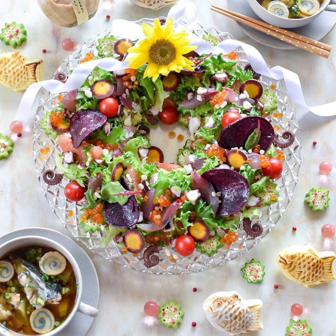 オイシックスさんのインスタグラム写真 - (オイシックスInstagram)「⠀ こんにちはーxi(o′∀′s)iﾉ♡﻿ 8月31日は、#野菜の日。 とういことで、 本日はとっても #野菜 な１枚。 ⠀ Oisixの旬野菜や食材（#とろなす、#スターオクラ、生きくらげ、フルーツミニトマト、 ３種のリーフサラダセット、紫芋チップス、ピンクグレープフルーツ）などを使って、Oisixアンバサダー  @fu0821 さんが、とってもおしゃれで素敵な『#リーフサラダ』を作ってくださいました～♡i(o′∀′s)ix🍅 ⠀  #サラダ といえば！「#Oisixのサラダ」コーナーOPENいたしました。詳しくは、1個前の投稿をチェックしてくださいね～♪ ⠀  P.S. みなさま、 #やさいドレス 楽しんでますかー？！ 👇 ＼8月31日は、野菜の日！／ 🌴今年もやりますi(o′∀′s)ix🍅 Oisix『#やさいドレス』フォトコンテスト☆ 最優秀賞は、10,000円相当の『Oisixの旬のお野菜＆フルーツ詰め合わせBOX』プレゼント✨ ⠀ 野菜やフルーツの楽しみ方は、みんなそれぞれ！ 今年も夏の思い出、一緒に作りませんか？！ ⠀ ----------------------------- 🥕ご参加方法 ----------------------------- 1⃣ @oisix_com をフォロー！ ⠀ 2⃣「野菜」や「フルーツ」を使ってドレスアップした写真を、ご自身のInstagramに投稿！ ⠀ #やさいドレス　←“やさい”は平仮名です #Oisix ⠀ 🎁ご参加いただいた方の中から合計15名様に、Oisixの旬野菜や人気食材をプレゼント！最優秀賞はなんと！10,000円相当の『Oisixの旬のお野菜＆フルーツ詰め合わせBOX』です！ ----------------------------- ⠀ お一人様何回でもご参加可能ですので、夏の想い出作りとして、お楽しみくださいねxi(o′∀′s)iﾉ🍆 ⠀ ----------------------------- ⚠️守ってね！ ----------------------------- ●フォトコンテストで使用した農家さんが愛情をいっぱいこめて作ってくださった「お野菜」は、撮影後、必ず美味しくいただいてくださいね！ ⠀ ●お子様の「素肌の露出」が多い画像はお控えくださいませ。Tシャツなど、洋服を着用した状態でのご参加をお願いいたします。 ※ お子様の写真を投稿いただく場合、原則としてご家族の範囲に限ります。 撮影者がお子様の親権者でない場合には必ず事前に親権者の許可を受けなければならないものとします。 ⠀ ----------------------------- 🥕キャンペーン概要 ----------------------------- ■キャンペーン期間 2019年7月30日(火)～2019年8月31日(土)23時59分投稿分まで ⠀ ■キャンペーンハッシュタグ（2つ） #やさいドレス #Oisix ⠀ ✅「やさい」は平仮名なので注意してくださいね！ ⠀ ■賞品 １）最優秀賞(1名様)： 「Oisixの旬のお野菜・フルーツ＆人気食材」詰め合わせBOX！（10,000円相当） ⠀ ２）優秀賞(4名様)： 「Oisixの旬のお野菜・フルーツ＆人気食材」詰め合わせBOX！（5,000円相当） ⠀ ３）0831賞(10名様)： Oisixの旬のお野菜・フルーツ＆人気食材5点以上 ⠀ ■結果発表 2019年9月上旬～中旬 ⠀ ■結果連絡 当選発表は、当選された方のDM宛に、Oisix公式Instagramよりご連絡させていただきます。 ⠀ ※当選された方宛に、Oisix公式Instagramアカウント(@Oisix)よりDMにてご連絡させていただきます。 ⠀ ＜⚠️注意事項＞ ・対象：国内にお住まいの方 ・アカウントが非公開になっている方は対象外 ・投稿頂いた写真は、広告物や雑誌など販促活動に使用させていただく場合があります。2次利用の活用に承諾いただける方のみ、ご応募をお願いいたします。 ………………………………………………﻿ #Oisixやさいドレスフォトコンテスト #やさいドレスフォトコンテスト #8月31日は野菜の日 #8月31日 #フォトコンテスト #オイシックス #スイカドレス #フルーツドレス #野菜アート #プレゼント企画 #ドレス #野菜ドレス #oisixのある生活 #vegetabledress #dress #vegetables #vege #watermelondress #salad #dressup」8月30日 18時37分 - oisix