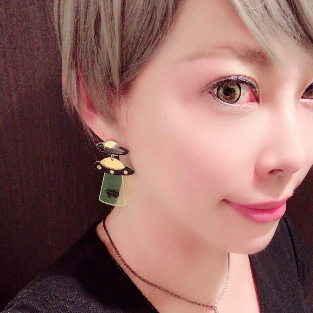 相沢あいさんのインスタグラム写真 - (相沢あいInstagram)「#キャトルミューティレーション #ピアス 黒髪ロングだと似合わなかったけど、金髪ショートだと似合う！ #牛 #UFO #ufos #ufo #accessory #accessories」8月30日 18時38分 - aizawaai