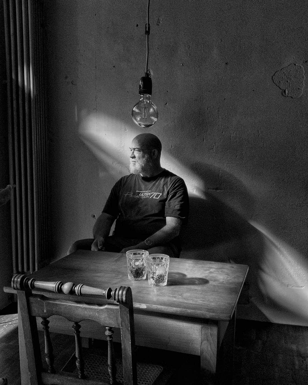 Cory Richardsさんのインスタグラム写真 - (Cory RichardsInstagram)「Legendary @danwintersphoto and the lightbulb ever present over his head... amazing group of people and a deep well of knowledge here at @ipfo.ch  #portrait #blackandwhite #switzerland」8月30日 18時41分 - coryrichards