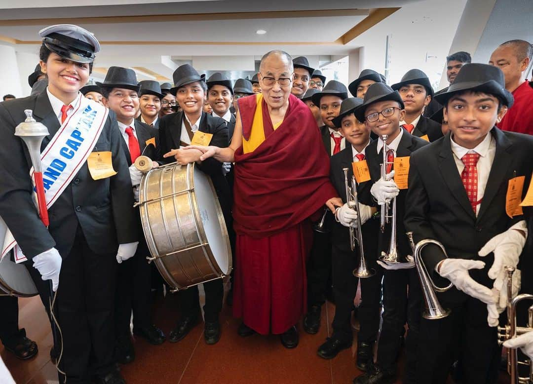 ダライ・ラマ14世さんのインスタグラム写真 - (ダライ・ラマ14世Instagram)「HHDL with members of the St Theresa High School band who welcomed him on his arrival to speak at the 52nd National Convention of the All India Association of Catholic Schools in Mangaluru, Karnataka, India on August 30, 2019. Photo by Tenzin Choejor #dalailama」8月30日 18時44分 - dalailama