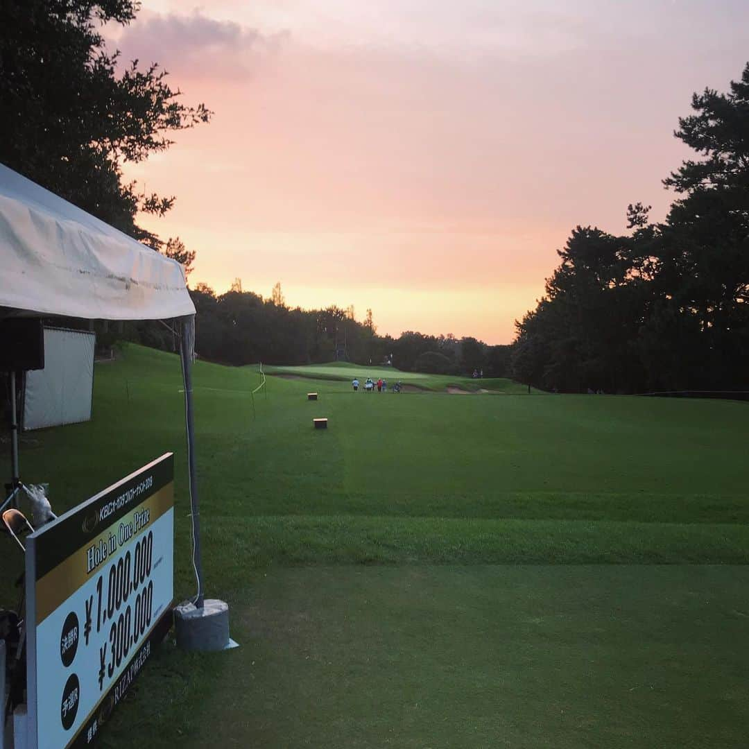 TOGGYさんのインスタグラム写真 - (TOGGYInstagram)「RIZAP KBCオーガスタゴルフトーナメント2019⛳️ まだ予選ラウンドは続いています。 日没まであと僅か、選手も走ってます！」8月30日 18時45分 - dj_toggy