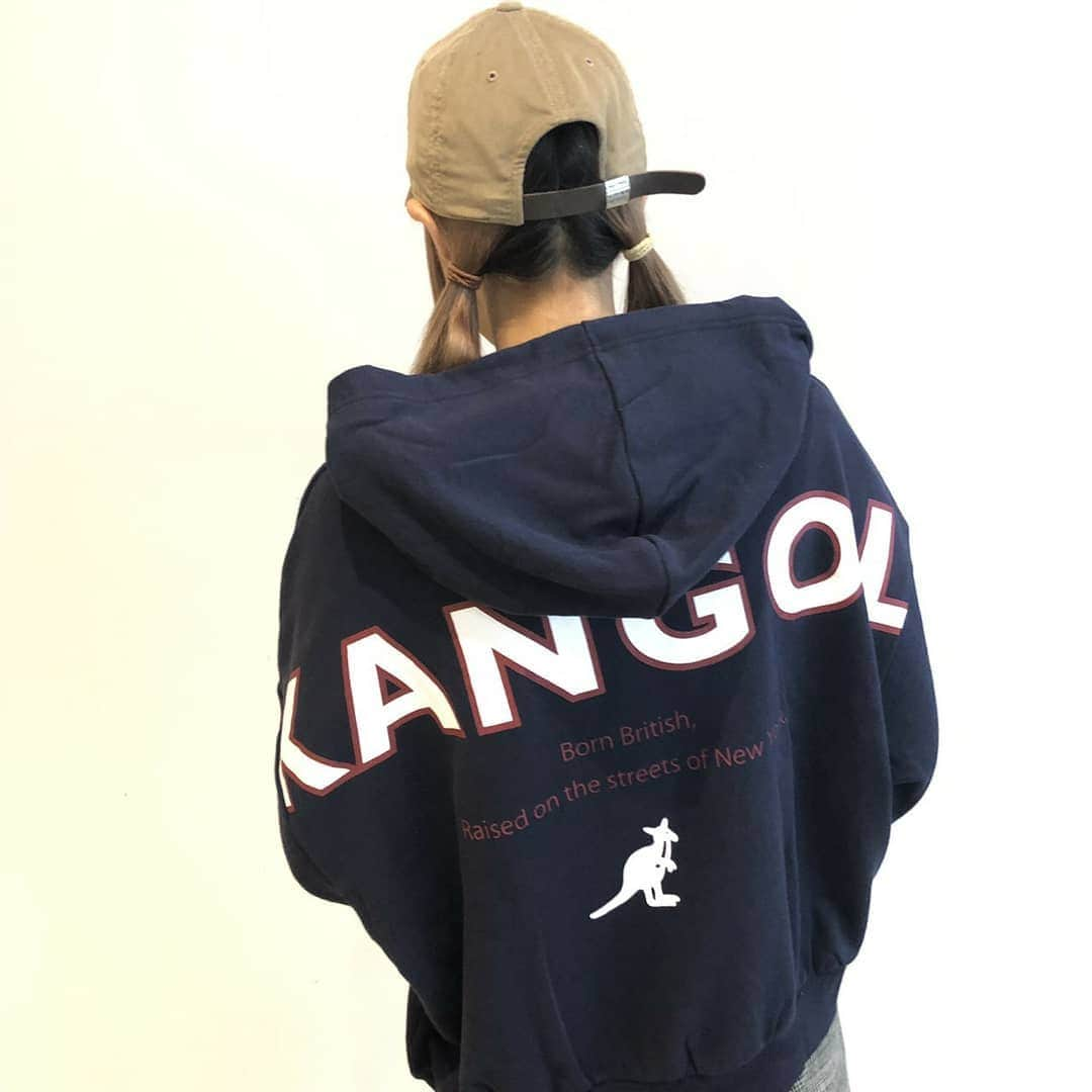 ジーンズメイトさんのインスタグラム写真 - (ジーンズメイトInstagram)「#カンゴール #kangol  裏毛素材を使用したパーカー。左胸部分にワンポイント刺繍、左袖口部分にロゴ刺繍が入っていて、バックにはインパクト大のカンゴール（KANGOL）ラバープリントがスゴくカワイイ🎵 ・ #ジーンズメイト #jeansmate  #秋 #秋物 #秋物コーデ #プリントパーカ #ビッグシルエット  #プルパーカ #トレンド #スカートコーデ #ワイドシルエット #チェック #秋チェック #デニムロング #ロングスカート #デニムスカート  #刺繍パーカー  #ビッグシルエットパーカー #ミニバッグコーデ #ショルダーバッグ可愛い  #パーカー可愛い  #キャップコーデ  #秋キャップ  #メガネコーディネート  #丸メガネ女子」8月30日 18時50分 - jeans_mate