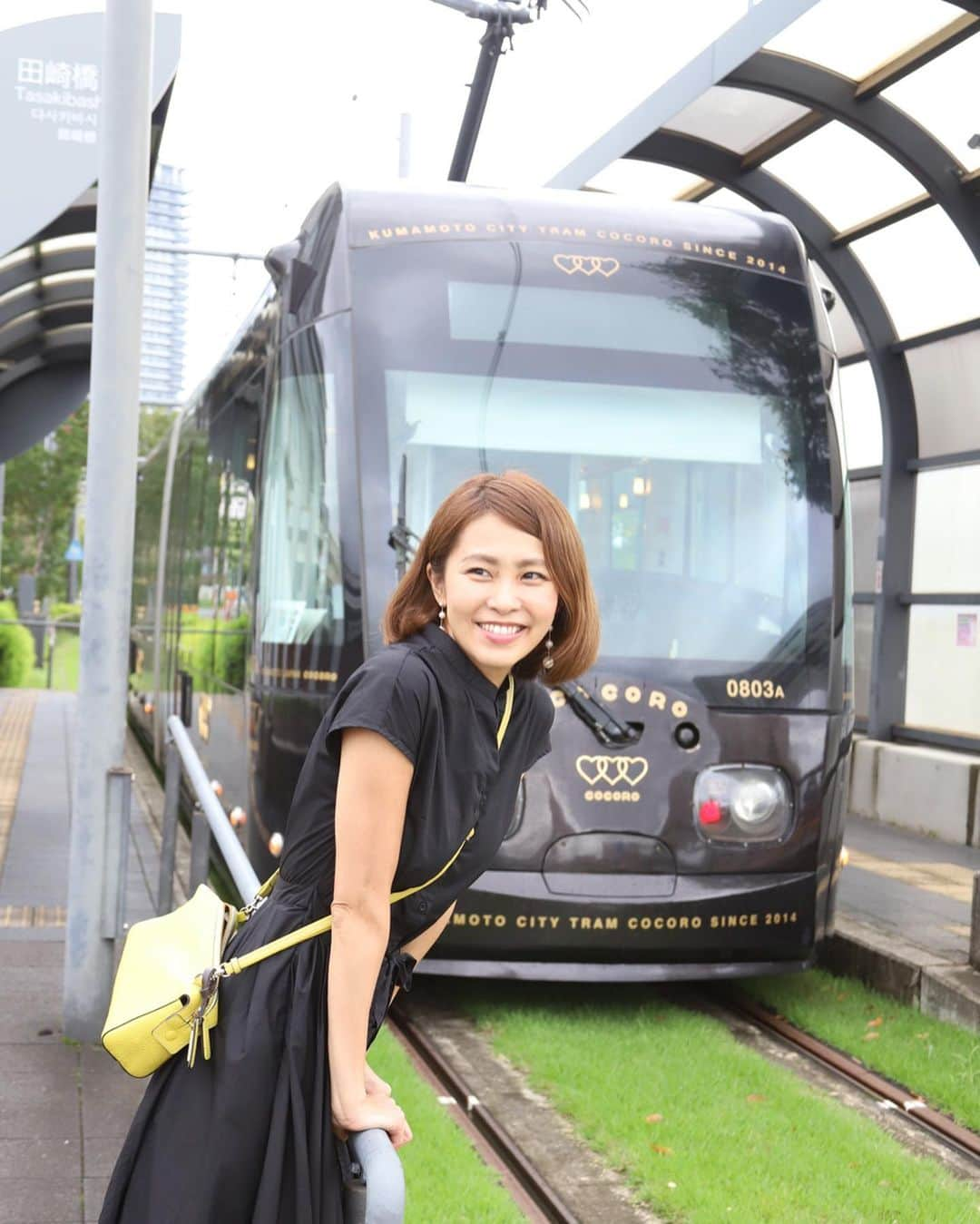 坂元美香さんのインスタグラム写真 - (坂元美香Instagram)「#坂元旅ログ 熊本編 . 路面電車のCOCOROに乗ってたら熊本駅すぎたら乗客がいなくなったので写真撮ってみた😃まるで貸切。 . なんか車内がカフェみたいでいちいち凝ってておしゃれだなーと思ってたら、あの水戸岡鋭治氏によるデザインだったのね。さすがです。 . #熊本 #熊本市電 #熊本市電cocoro #路面電車 #水戸岡鋭治 #鉄道 #電車 #旅スタグラム #旅ジョ」8月30日 18時51分 - mika_saka