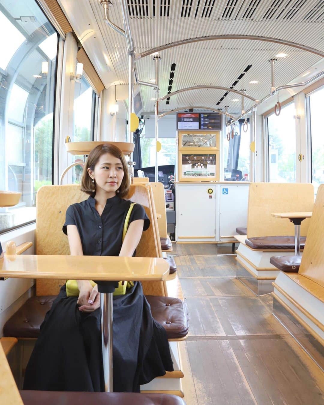 坂元美香さんのインスタグラム写真 - (坂元美香Instagram)「#坂元旅ログ 熊本編 . 路面電車のCOCOROに乗ってたら熊本駅すぎたら乗客がいなくなったので写真撮ってみた😃まるで貸切。 . なんか車内がカフェみたいでいちいち凝ってておしゃれだなーと思ってたら、あの水戸岡鋭治氏によるデザインだったのね。さすがです。 . #熊本 #熊本市電 #熊本市電cocoro #路面電車 #水戸岡鋭治 #鉄道 #電車 #旅スタグラム #旅ジョ」8月30日 18時51分 - mika_saka