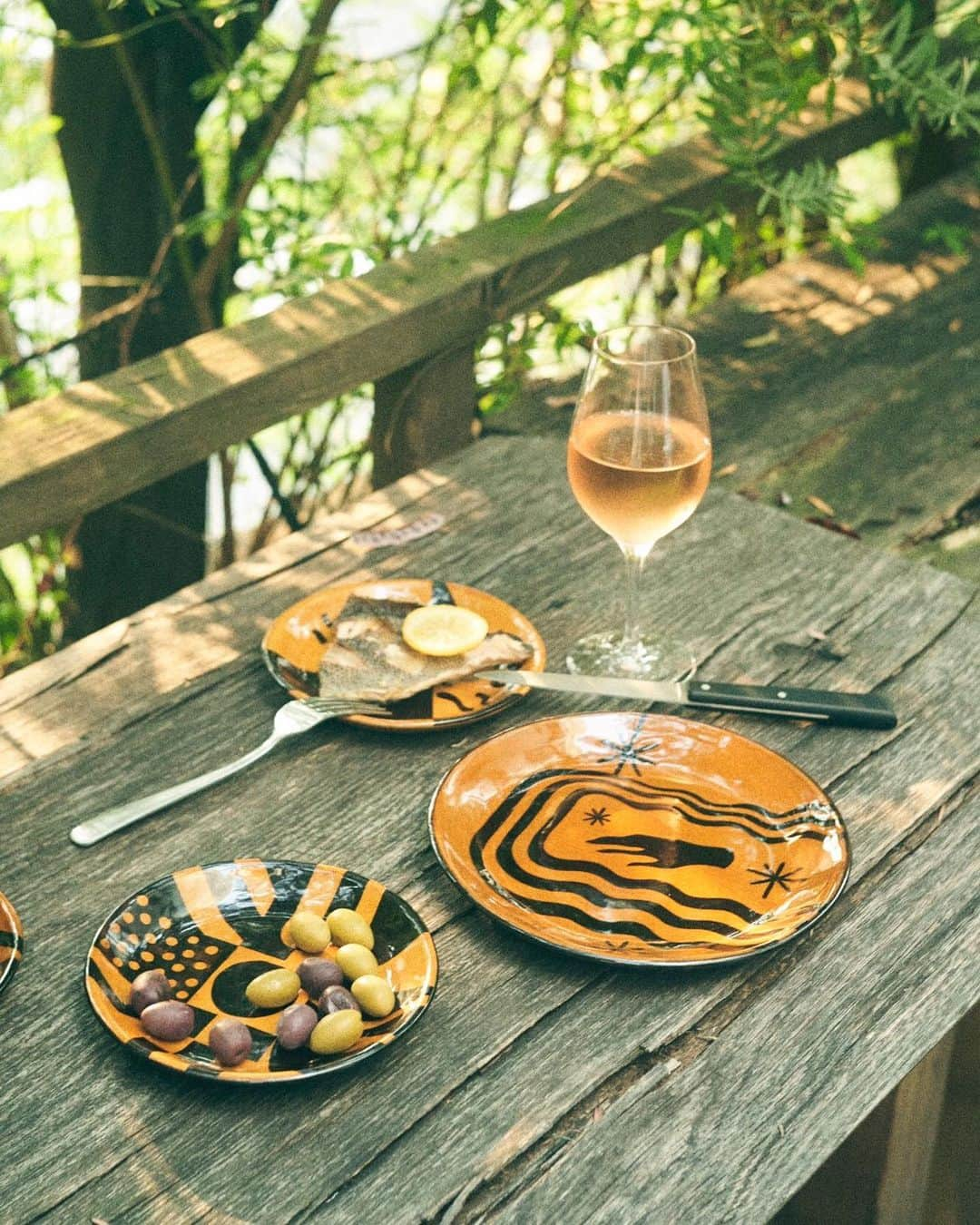 KEISUKE SYODAさんのインスタグラム写真 - (KEISUKE SYODAInstagram)「End of summer... Btw these plates are available on @studiotheblueboy 📸 @naotografie 🍴 @taichihara . . #summer #plates #ceramics #ceramic #green #terrace」8月30日 18時52分 - keisukesyoda