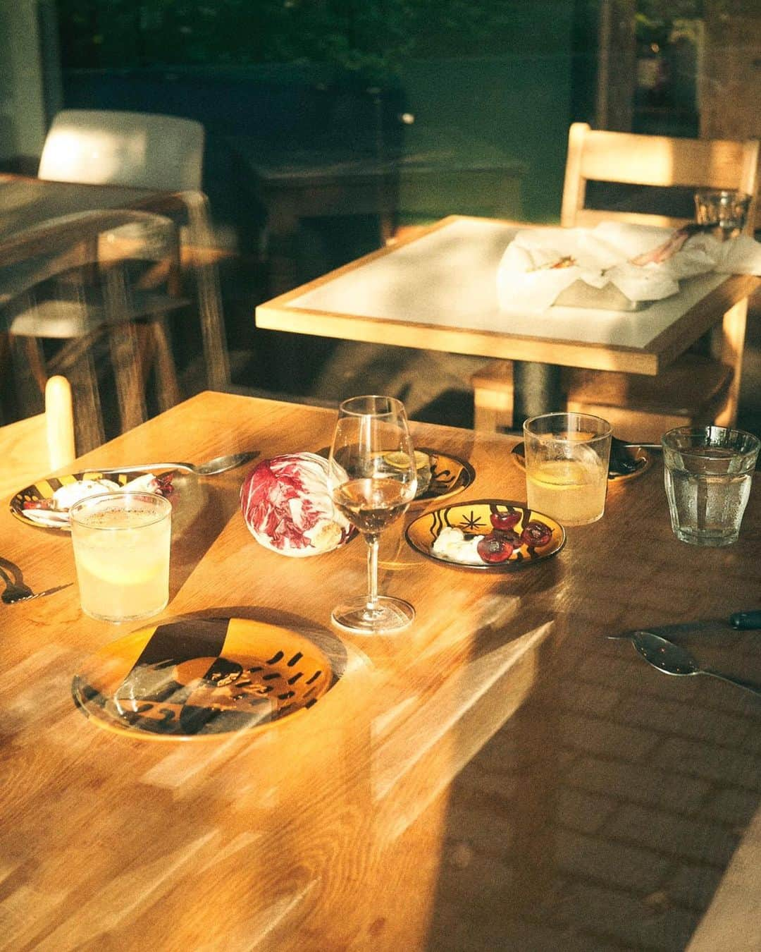 KEISUKE SYODAさんのインスタグラム写真 - (KEISUKE SYODAInstagram)「End of summer... Btw these plates are available on @studiotheblueboy 📸 @naotografie 🍴 @taichihara . . #summer #plates #ceramics #ceramic #green #terrace」8月30日 18時52分 - keisukesyoda