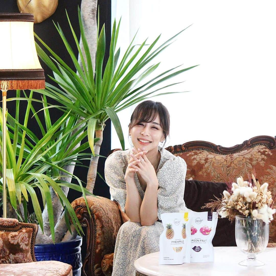 瀬戸晴加さんのインスタグラム写真 - (瀬戸晴加Instagram)「Dried cafe に行ったときの写真続き🤳 ここだけ見るとヨーロッパにいるみたい笑 タイには色々なドライフルーツのブランドがありますが、このNANAフルーツがパッケージも味も１番好き💋 @nanafruitofficial  #thailand #chiangmai #cafe #flower #coffee #coffeeshop #trip #travel #chiangmaitrip #chiangmailife #makeup #hairstyle #haircolor #beauty #chiangmaifood #chiangmaicafe #cafechiangmai #rose #タイ #チェンマイ #タイ旅行 #旅 #カフェ #せとはるinタイ」8月30日 18時54分 - setoharu1030