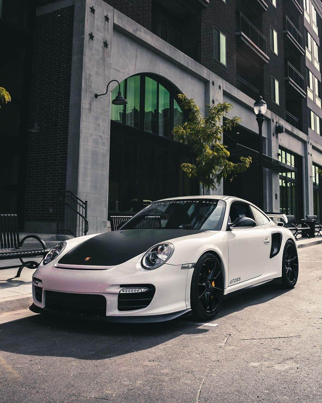 Porscheさんのインスタグラム写真 - (PorscheInstagram)「Be the contrast in a cityscape of grayscale. #PorscheMoment #GT2RS (📷: @thewhiteevo)」8月30日 19時00分 - porsche