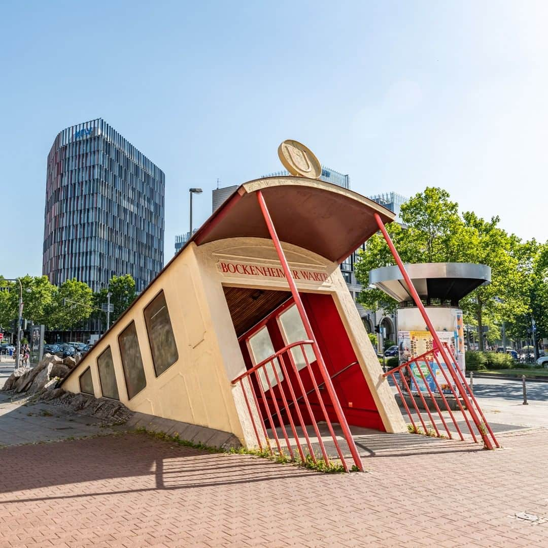 ルフトハンザさんのインスタグラム写真 - (ルフトハンザInstagram)「Everything but ordinary – the entrance to the subway station Bockenheimer Warte is an old tram car that seems to break through the street from below. #Lufthansa #FlyToFrankfurt」8月30日 19時01分 - lufthansa