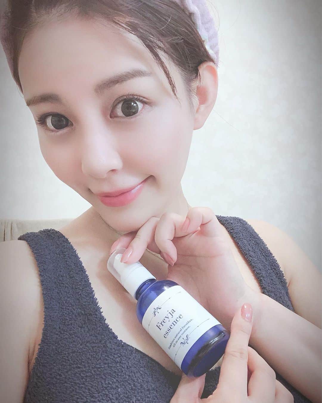 美馬怜子のインスタグラム：「暑い日が続いてますね。 ずっと冷房の部屋にいると肌が乾燥して困るので😂☀️💦 . オススメしてもらった美容液に頼ってみる8月の終わりです❤️✨ . #残暑お見舞い申し上げます #乾燥肌対策  #フレイヤ美容液 #スキンケア紹介 #美容大好き」