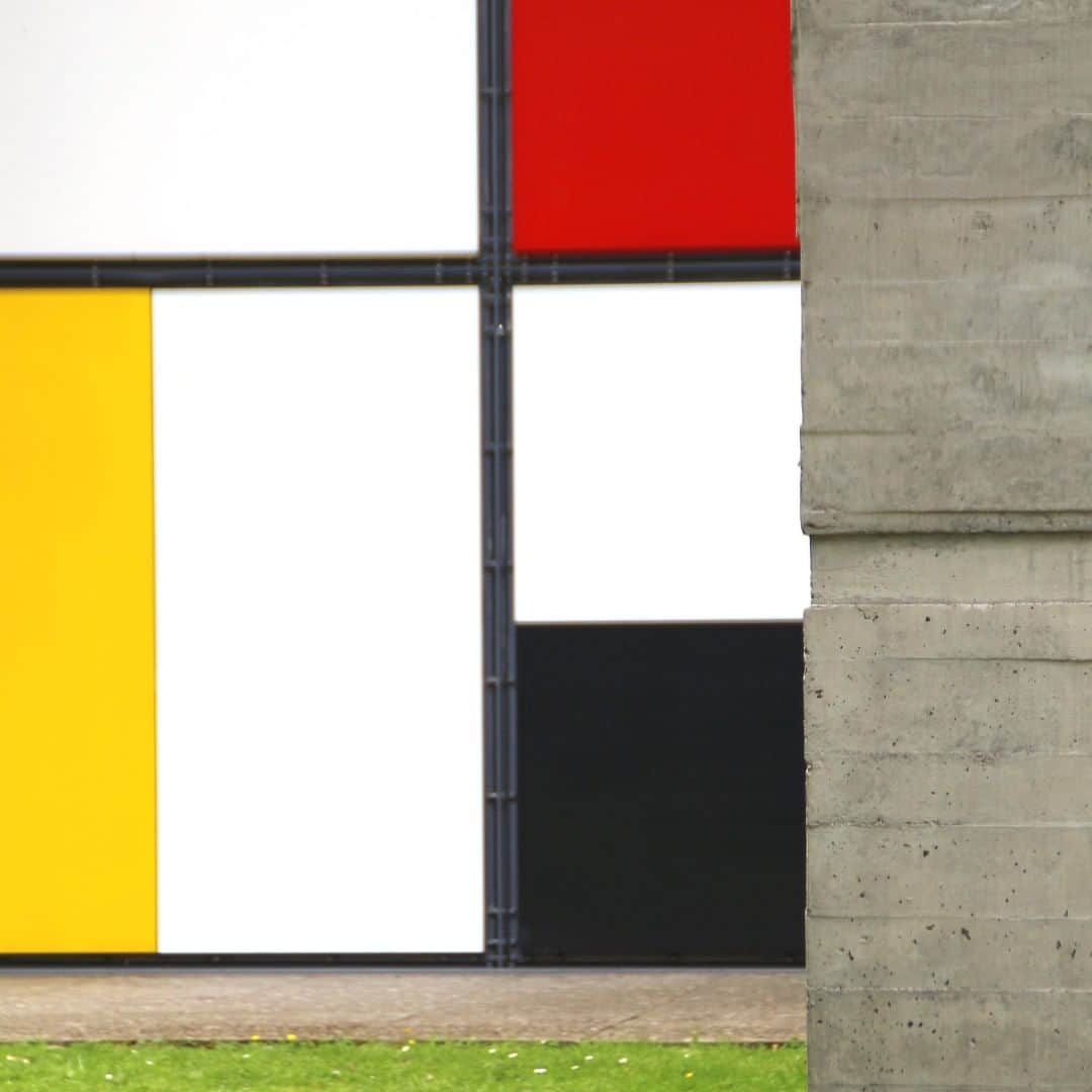 のインスタグラム：「Le Corbusier is a worldwide renowned name in design and architecture. All shades from his Architectural Polychromy are eminently architectural, naturally harmonious and can be combined in any way. Just like our True Thinline Les Couleurs™ Le Corbusier watches. Discover more at the link in the bio. #MasterOfMaterials #TrueThinline #RadoColours ©FLC/ADAGP/Les Couleurs Suisse / Fondation Le Corbusier」