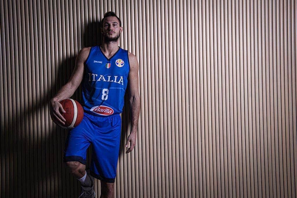 ダニーロ・ガリナリのインスタグラム：「Last photoshoot before the show. Game time tomorrow 🇮🇹🏀 A tutto motore grazie @matteomarchiph」