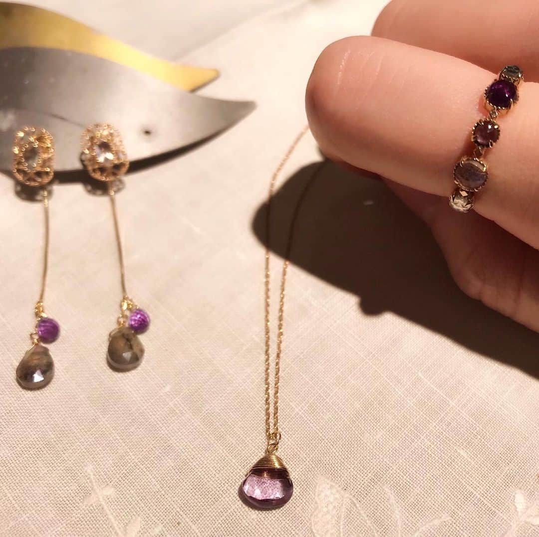 ageteさんのインスタグラム写真 - (ageteInstagram)「.﻿ 【スタッフコーディネート_新宿マルイ】﻿ 高貴な紫色のアメシストは、高いヒーリング効果があるといわれています。﻿ 夏の暑さに疲れた体を癒してくれそうですね。﻿ .﻿ #agete #ageteofficial_coordinate #jewelry #accessory #pierced #ring #necklace #autumn#collection #newarrivals﻿ #アガット #ジュエリー #アクセサリー #ピアス #リング #秋 #コレクション #新作 #新宿マルイ」8月30日 19時14分 - agete_official