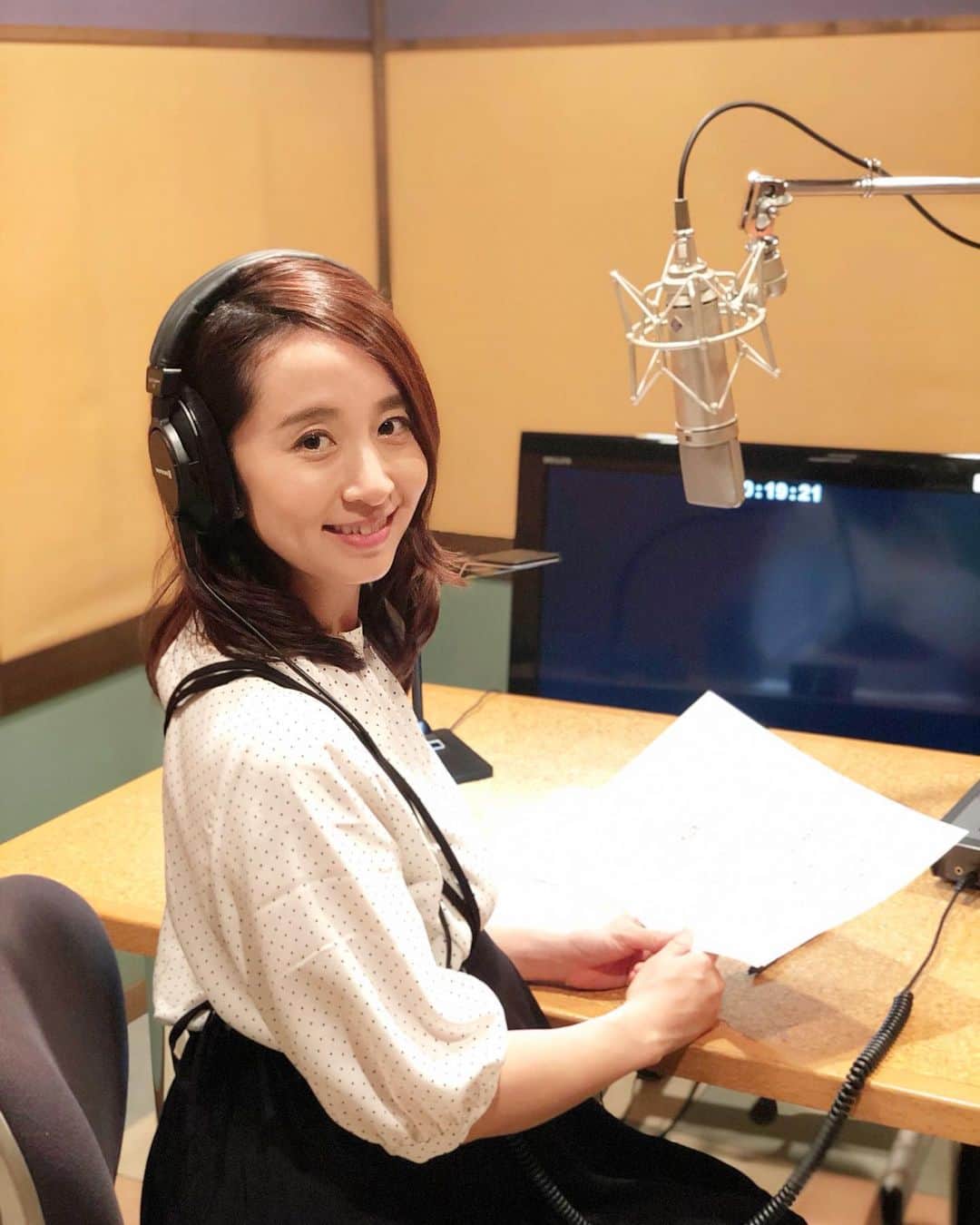 小野恵美のインスタグラム：「産前最後のお仕事🎙  ナレーションを収録してきました！ 周りの皆様のご理解があって、こうして産前まで声のお仕事をさせていただけて幸せです😌  私の声を聞いてか、お腹の中で元気にポコポコ動いてました👶💕 #ナレーション #収録  #フリーアナウンサー #産前最後 #お仕事 #声の仕事 #妊婦 #妊娠後期 #マタニティ #マタニティライフ #妊娠中 #プレママ #胎動」