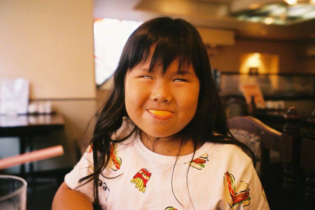 Aya（高本彩）さんのインスタグラム写真 - (Aya（高本彩）Instagram)「夏が終ってまうやないかーい🍊  #photobyaya #姪 #オレンジ食べた時は私もこれよくしてたなー #最近この顔お気に入りらしい」8月30日 19時10分 - aya_dream04