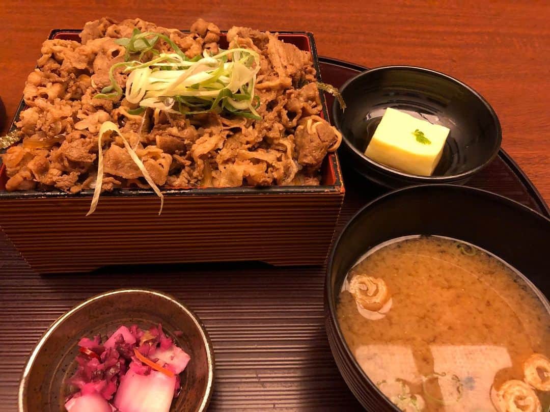 カバのインスタグラム：「本日のでぶ活。 本日もなんばグランド花月、沢山のお客様ありがとうございました！明日は向かいのよしもと漫才劇場で、諸見里リーダーの極新喜劇にも出演させて頂きますので、是非ぜひ笑いに来て下さい！この牛重美味しかった！🙆‍♂️✨ あぁ、痩せたい！ . #本日のでぶ活 #でぶ活 #グルメ#グルメ好きな人と繋がりたい#牛重 #なんばグランド花月 #NGK #吉田裕リーダー #よしもと漫才劇場 #極新喜劇 #諸見里リーダー #あぁ、痩せたい」