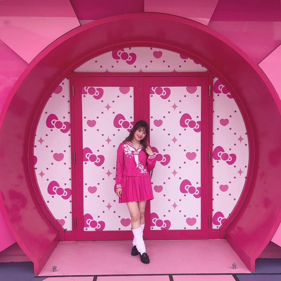 青木菜花のインスタグラム：「.﻿ .﻿ sugarさんの衣装でユニバへ🌷﻿ 2枚目みんな良い笑顔笑笑﻿ まさくんお久しぶりでした👻﻿ ﻿ 今年のハロウィンは何しよう悩むなあ🎃﻿ .﻿ . #ユニバ #usj #ユニバーサルスタジオジャパン #セーラー服 #ピンク #なのかじ #キティーちゃん #ハロウィンコスプレ #sugar #instalike #instagood #l4l」
