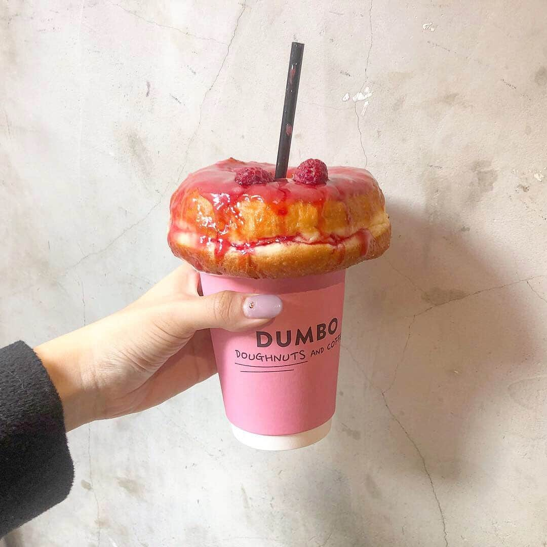 橋本紗奈さんのインスタグラム写真 - (橋本紗奈Instagram)「. . DUMBO♡ . ちょくちょく食べたい欲が出て来る🤩 今お腹空いてるから食べたい🍩 . . 手は友達の方がネイルしてて可愛かったので借りました笑 . #cafe #coffee #tokyo #japan #korea #seoul #latte #kawaii  #sweets #food #カフェ #カフェ巡り #コーヒー #韓国 #ドーナツ #日本 #東京 #表参道カフェ #原宿カフェ #麻布十番カフェ #カフェ巡り好きと繋がりたい #韓国語 #韓国カフェ #ソウル #카페 #카페스타그램 #먹스타그램 #맞팔 #도쿄맛집 #도넛」8月30日 19時18分 - hashimoto_sana