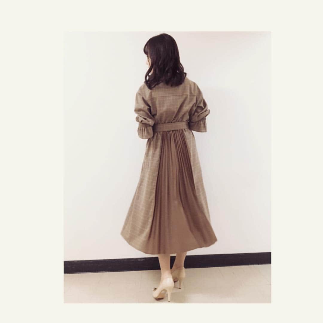 杜このみのインスタグラム：「『どさんこワイド179』で着用させて頂いたお衣装💓 トレンチ風のワンピースがとても可愛くてスタッフさんから大好評でした！ 歩くたびにプリーツの部分が揺れて可愛いです😊💓 #jillbyjillstuart  #onepiece  #秋の新作」