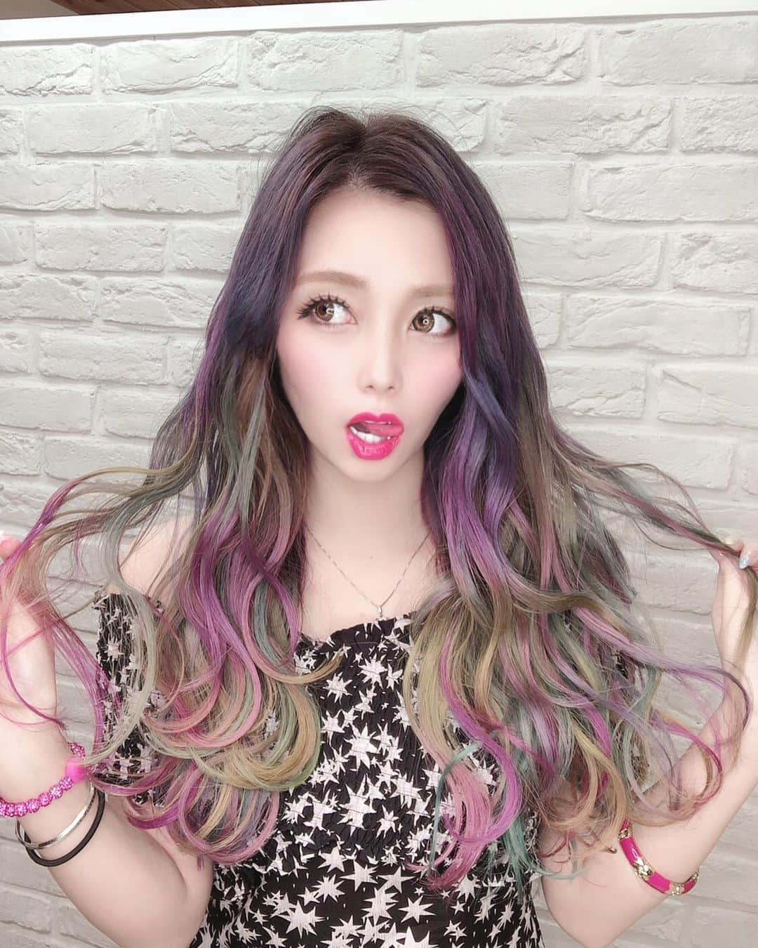 のインスタグラム：「3ヶ月レインボーやってたけど﻿ 違う感じしたくなって変えたよ✌️﻿ ﻿ 今回もまた神技すぎて...😨💕💕﻿ 説明が難しいんだけどwwwww﻿ ﻿ ブルーヴァイオレットベースに﻿ ブルー💙パープル💜ピンク💗オレンジ🧡﻿ イエロー💛ライム💚アクア🐳﻿ ﻿ それぞれランダムに入れてもらいました💋﻿ ﻿ トーンが暗いから派手さ少し落ちるけど﻿ 可愛すぎるしたくさん色あって飽きない😏﻿ ﻿ 前よりエクステの長さ切って重めに👍👍﻿ ﻿ ﻿ アンク表参道店 @ankhcross_omotesando ﻿ @kei0926 さんにおまかせ🙇‍♀️💗 ﻿ 《アンククロスグループ初回の方の﻿ InstagramDMからANDY指名予約に限り﻿ 全メニュー20%オフでご案内出来ます📣》﻿ ﻿ 新発売のロアエクステジョーカーが﻿ 初めての方はどなたでも1枚430円が無制限‼︎﻿ (定価は1本630円なのでとってもお得✌️)﻿ ﻿  #hair #haircolor #hairstyle  #派手髪 #ピクセル #ピクセルカラー #シールエクステ #エクステ #かきあげ前髪 #お人形さんカット」