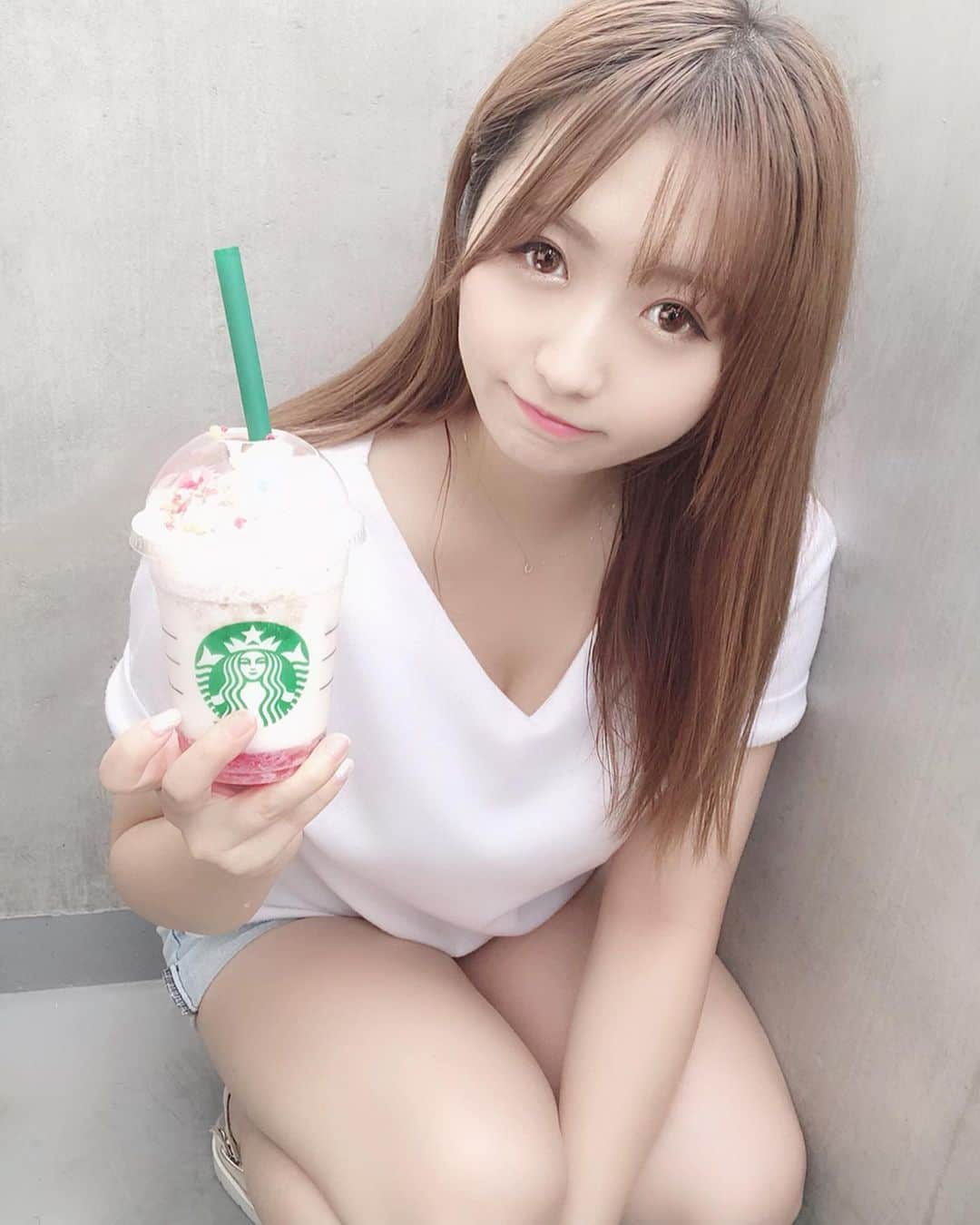 新矢皐月さんのインスタグラム写真 - (新矢皐月Instagram)「スタバ新作 ♡ ♡ 8/30今日から発売の 🍏 #グリーンアップルジェリーフラペチーノ . 🍎 #ベイクドアップルピンクフラペチーノ . . ピンクの方を飲みました☺️ . . シナモン風味でリンゴが入って シャキシャキしてました🍎 グリーンはジェリーが入っていて甘酸っぱいそうなので気になる！！ . . みなさんならどっち選びますか？？ . . #スタバ #starbucks #starbucksjapan  #スターバックス #スタバ新作 #新プロモ  #japanesegirl #japanesefood #japanesefashion #太もも #被写体 #新宿カフェ #渋谷カフェ #東京カフェ  #jpop #여자 #다리 #허벅지타투 #apple #greenapple #アップル といえばiphoneの新作楽しみ」8月30日 19時33分 - araya_satsuki