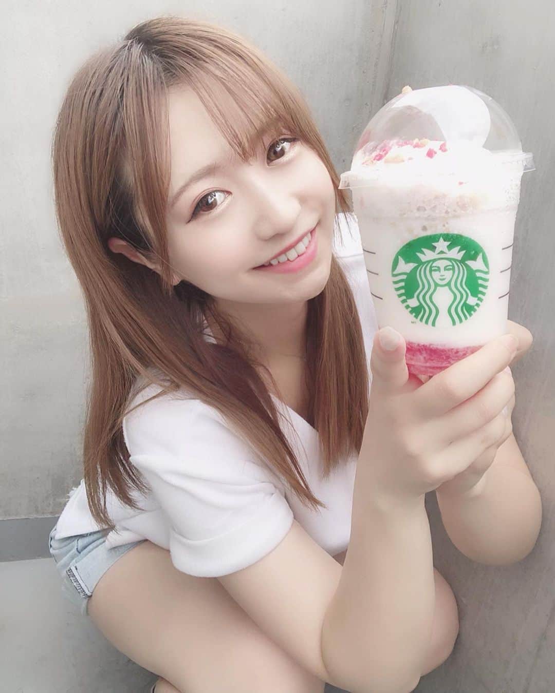 新矢皐月さんのインスタグラム写真 - (新矢皐月Instagram)「スタバ新作 ♡ ♡ 8/30今日から発売の 🍏 #グリーンアップルジェリーフラペチーノ . 🍎 #ベイクドアップルピンクフラペチーノ . . ピンクの方を飲みました☺️ . . シナモン風味でリンゴが入って シャキシャキしてました🍎 グリーンはジェリーが入っていて甘酸っぱいそうなので気になる！！ . . みなさんならどっち選びますか？？ . . #スタバ #starbucks #starbucksjapan  #スターバックス #スタバ新作 #新プロモ  #japanesegirl #japanesefood #japanesefashion #太もも #被写体 #新宿カフェ #渋谷カフェ #東京カフェ  #jpop #여자 #다리 #허벅지타투 #apple #greenapple #アップル といえばiphoneの新作楽しみ」8月30日 19時33分 - araya_satsuki