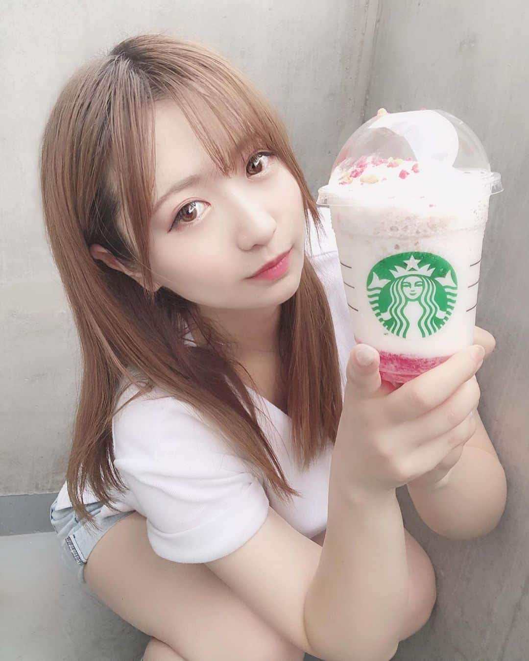 新矢皐月さんのインスタグラム写真 - (新矢皐月Instagram)「スタバ新作 ♡ ♡ 8/30今日から発売の 🍏 #グリーンアップルジェリーフラペチーノ . 🍎 #ベイクドアップルピンクフラペチーノ . . ピンクの方を飲みました☺️ . . シナモン風味でリンゴが入って シャキシャキしてました🍎 グリーンはジェリーが入っていて甘酸っぱいそうなので気になる！！ . . みなさんならどっち選びますか？？ . . #スタバ #starbucks #starbucksjapan  #スターバックス #スタバ新作 #新プロモ  #japanesegirl #japanesefood #japanesefashion #太もも #被写体 #新宿カフェ #渋谷カフェ #東京カフェ  #jpop #여자 #다리 #허벅지타투 #apple #greenapple #アップル といえばiphoneの新作楽しみ」8月30日 19時33分 - araya_satsuki