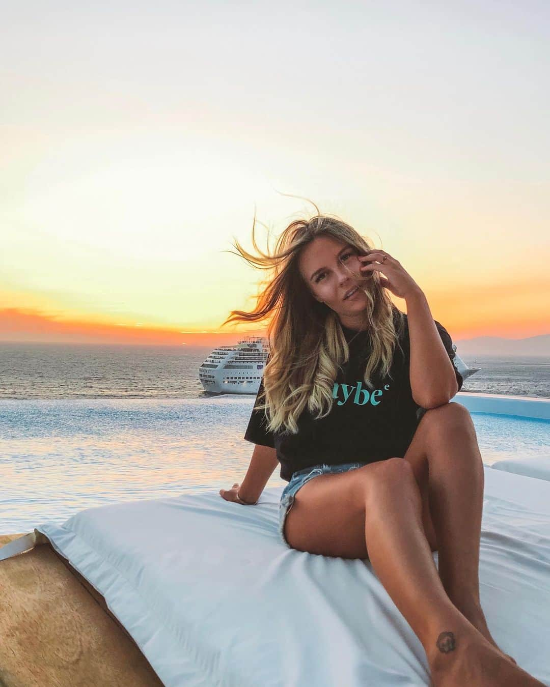 Dagi Beeさんのインスタグラム写真 - (Dagi BeeInstagram)「maybee ... yes. ✨🌅🧡」8月30日 19時41分 - dagibee