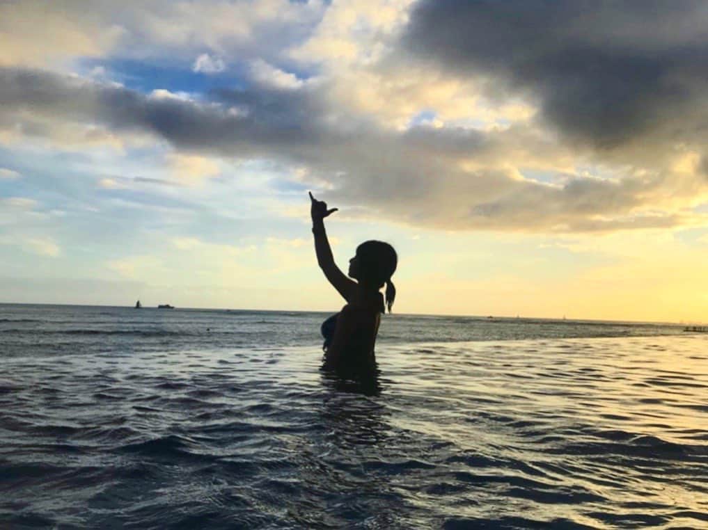 のインスタグラム：「とにかくずーーっとダラダラしている8月最終週🌻. . １日過ぎるのが早すぎて、 ぼーっとしてたらあっという間😔. 時は金なりなのに😔😔. こうやって老いていくんだな😔😂😔. . 暗くなるのも早くなって夏が終わっていくのを感じ、焦ってます（今更）. . 最後まで８月楽しめますように🌺. . #ハワイ #hawaii #去年の写真 #突然載せるやつ #ハワイへ行きたい」