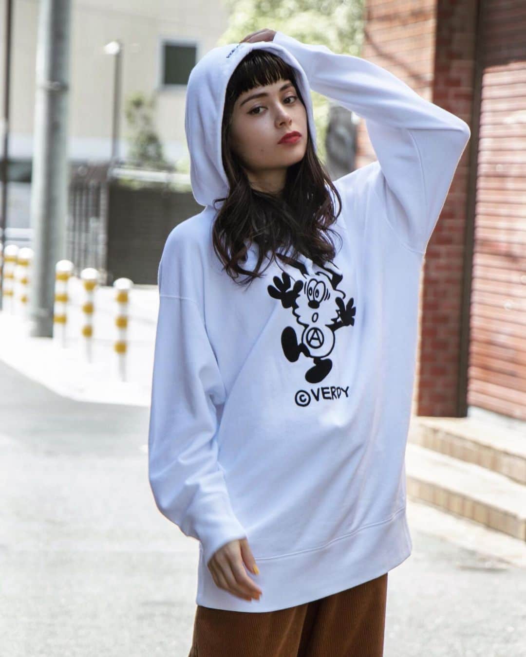 エイミーのインスタグラム：「check it out @nylonjapan  #UniqloUT #WearYourWorld #uniqlo」