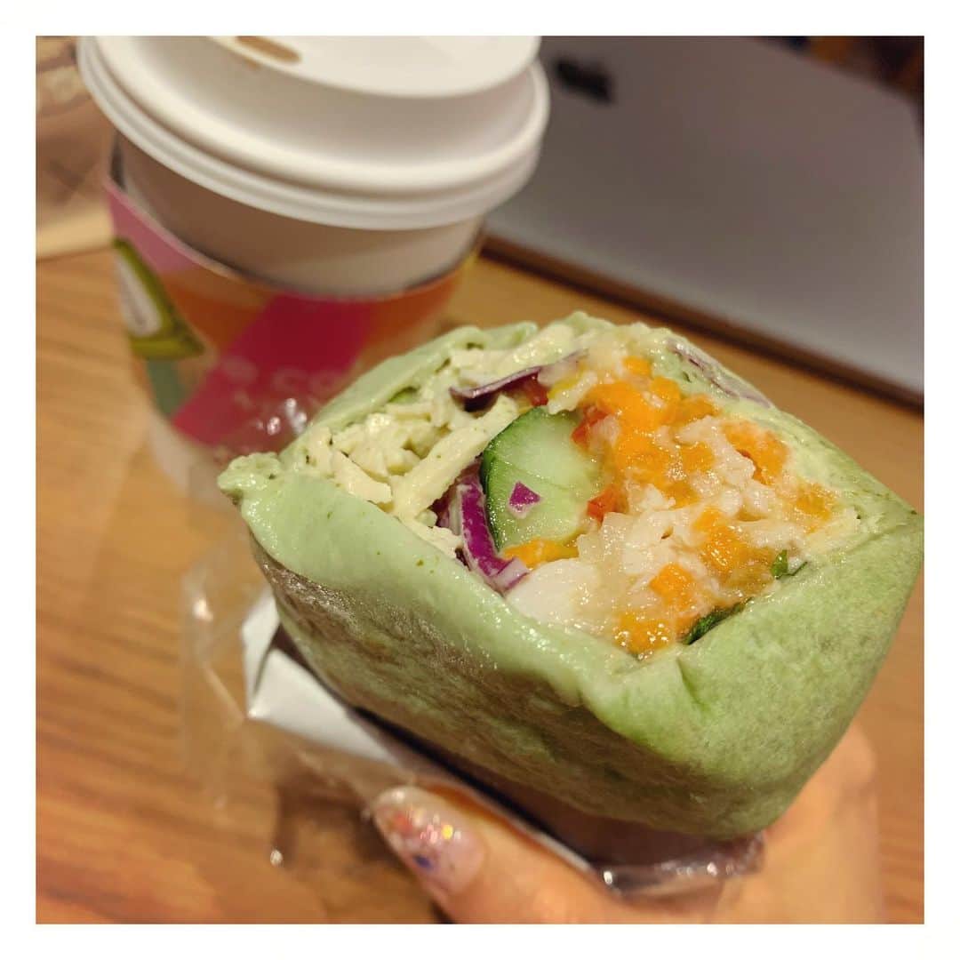 小池ジョアンナのインスタグラム：「いつもお世話になってるスタバのサラダラップ！の新作😋❤︎ _ 通常の #根菜チキン よりもサラダ感がアップした、#ベジタブルチキンラップ 🥗 _ レタス・グリーンリーフ・紫キャベツ・赤パプリカ・黄パプリカ・きゅうりに、 スーパーフードの #クミン も入った 糖質制限民には嬉しいフード✨ カフェで食べられるものが少ないので、 スタバのサラダラップはとても重宝しています。 _ 中でもこれは個人的にベストオブラップなので期間限定といわず通常メニュー化して欲しい、、！🥺 _ ドリンクはいつもソイラテ…ではなく、カフェミストの豆乳変更にショット追加のカスタム。 _ ラテだとちょっと重たく感じるんだけど、カフェミストにするとミルクの量が半分になるので、丁度良くなります！それにショット追加することでコーヒー感がより強くなるよ♪ダイエット中の方にもおすすめ！ _ #スタバ新作 #秋スタバ #starbucksautumn2019 #スタバカスタム #糖質制限ダイエット #糖質制限メニュー #starbuckscoffee」