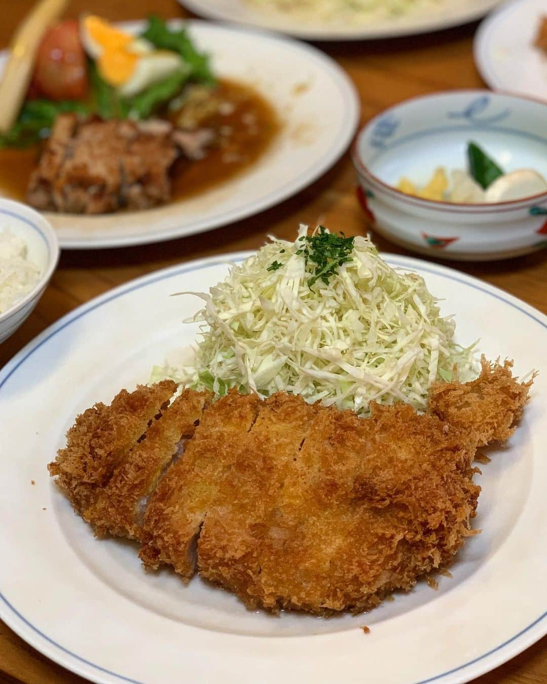 雨宮みずきさんのインスタグラム写真 - (雨宮みずきInstagram)「． 美味しいもの食べてる時が 1番幸せ😆❤️ この日はぽん太でとんかつ🐽 肉厚なのに柔らかくて美味しいの！ 脂身が嫌いな私でも口の中で 溶けちゃうから食べれたよ👌 上野広小路が本家だよ🐷 ． 井雪のお弁当も🍱 ついに松茸ごはん🍚 もう食欲の秋ですね🍁🎑 ． #代官山ランチ #とんかつぽん太 #ぽん太 #代官山グルメ #井雪 #松茸ごはん #食欲の秋 #東京グルメ #東京とんかつ #グルメ女子」8月30日 19時35分 - ammymzk0926