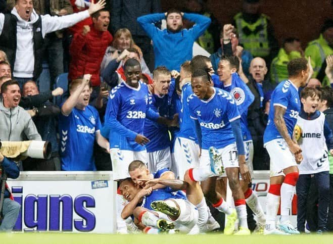 スティーヴン・デイヴィスさんのインスタグラム写真 - (スティーヴン・デイヴィスInstagram)「Nights like these at Ibrox 😁💙 great effort from all the boys and fans incredible once again 👏🏻」8月30日 19時36分 - s_davis_8