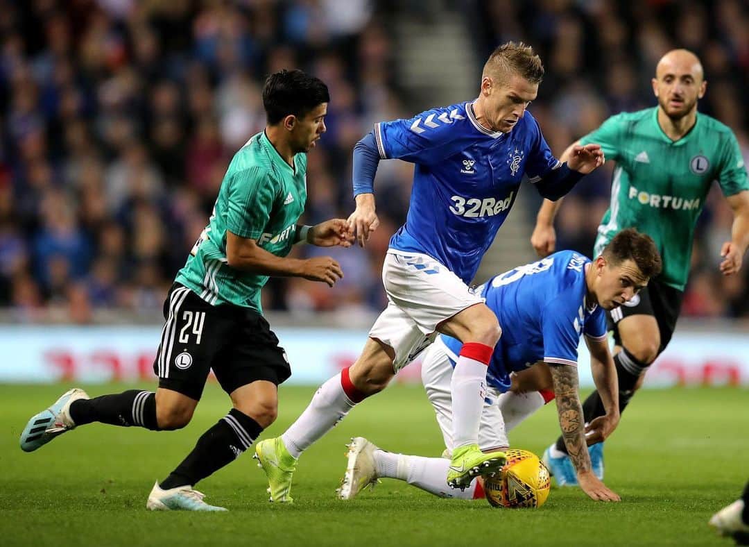 スティーヴン・デイヴィスのインスタグラム：「Nights like these at Ibrox 😁💙 great effort from all the boys and fans incredible once again 👏🏻」