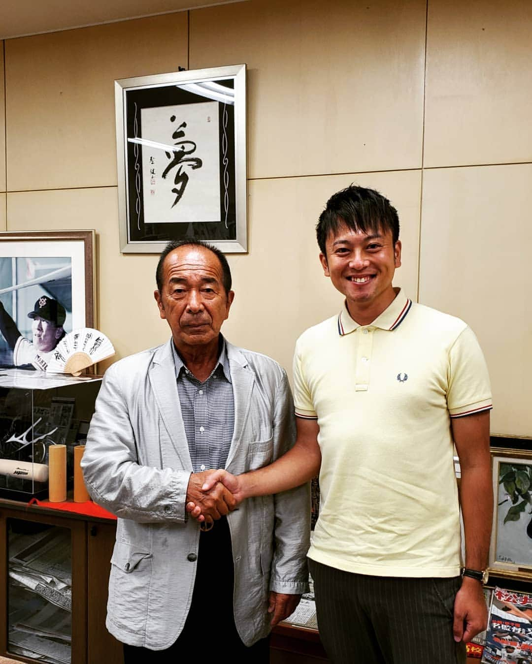 飯田嘉太さんのインスタグラム写真 - (飯田嘉太Instagram)「高校野球界のレジェンドと握手🤝  星稜高校・野球部 山下智茂名誉監督です‼  あの松井秀喜さんを育てた 山下さんにインタビューさせて頂きました‼  まさかこんな日が来るとは… 最後に一緒に写真良いですかとお願いしたら ガッチリと握手😲  驚きと喜びで凄い顔になっています😂  明日、㉔年ぶりの準優勝に輝いた 星稜ナインの報道特別番組を放送します✨ 〜〜〜〜〜〜〜〜〜〜〜〜〜〜〜〜〜〜 📺報道特別番組 ｢星稜ナイン・感動をありがとう！ 〜みんなで選ぶ名プレーベスト③〜｣ 明日㉛日(土)17:57〜スタート 生放送でお伝えします☺  MCは #稲垣真一 アナと #河合莉菜 アナです👍  是非ご覧下さい😌💡 #第101回全国高等学校野球選手権大会 #高校野球 #高校球児 #石川 #星稜 #星稜ナイン #感動をありがとう #レジェンド #山下智茂 名誉監督 #松井秀喜 さんの育ての親 #握手 #驚き #喜び #石川テレビ #報道特別番組 #生放送 #アナウンサー #announcer #飯田嘉太 #ポロシャツ #フレッドペリー #FREDPERRY」8月30日 19時36分 - kabuto_iida