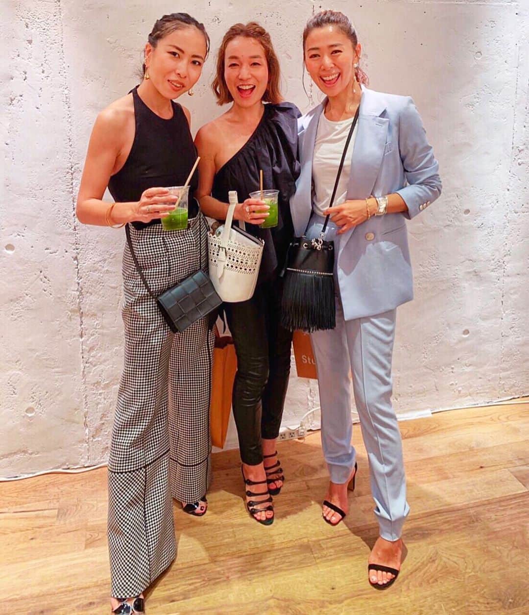 のインスタグラム：「Congratulations 10th anniversary🎉  @ronhermanstore  昨日は10周年partyにお邪魔しましたwiti  @yuri_arai & @mihoeno  10年変わらず、いつも訪れる度、欲しい😍物が必ずある♡ワクワクさせてくれる愛してやまないお店。  昨日はそんなロンハーマンLoveな人達や、国内外の関係者やでもの凄い人、人、人👀のbig party❣️ 駐車場は素敵なお庭に変わって、映画やFoodトラックが出てなんとも素敵なガーデンpartyでした⤴︎👏 展示されていたデザイナーさん達のポートレート写真も素敵でしたよ^_^  10周年おめでとうございます🎊 これからもワクワクさせてください @ronhermanstore 😆👏 この日のoutfitは @the_newhouse のサックスブルーのパンツスーツに、中はヨガウエア🤣 そして、本日この後21時頃から @yuri_arai のアカウントでインスタライブします🙋」