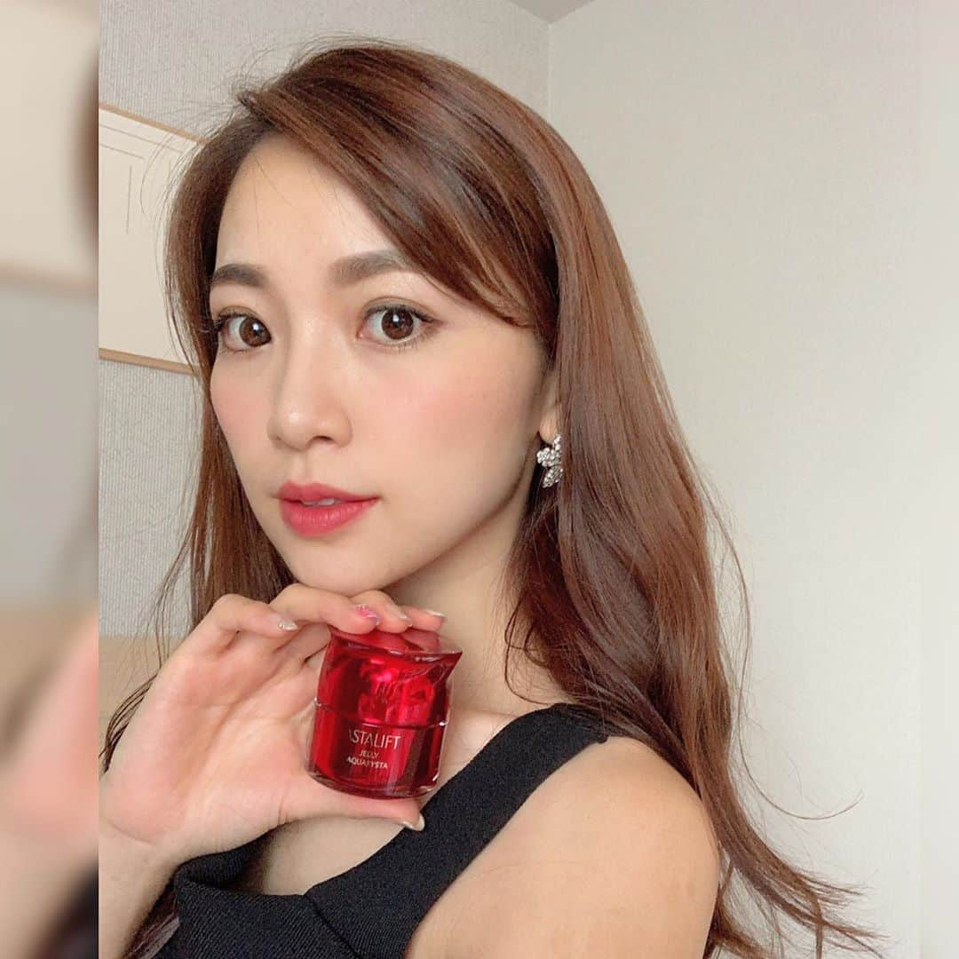 山下美咲のインスタグラム：「. もうすぐ8月が終わり...🍧 夏の終わりの肌疲れで肌のざらつき、くすみ悩みがでてきました💦 . 9月1日にリニューアル発売される @astalift_japan「ジェリー アクアリスタ」をいつものスキンケアにプラス✨ ジェリー アクアリスタは化粧水前に使用する先行美容液で、スキンケアのベースを整えます🙆‍♀️ . 赤くて透明なジェリー状の美容液がお肌に乗せるとすっと馴染んで気持ちがいい✨翌朝、いつもより肌が柔らかくなったような気がします♡ . 朝から肌の調子がいいとメイクノリが良くて嬉しい✨ 1ヶ月間使い続けてみます♡ . . #アスタリフトジェリー#astalift#アスタリフト#PR#先行美容液#美容液#スキンケア#美容#コスメ#コスメレポ」