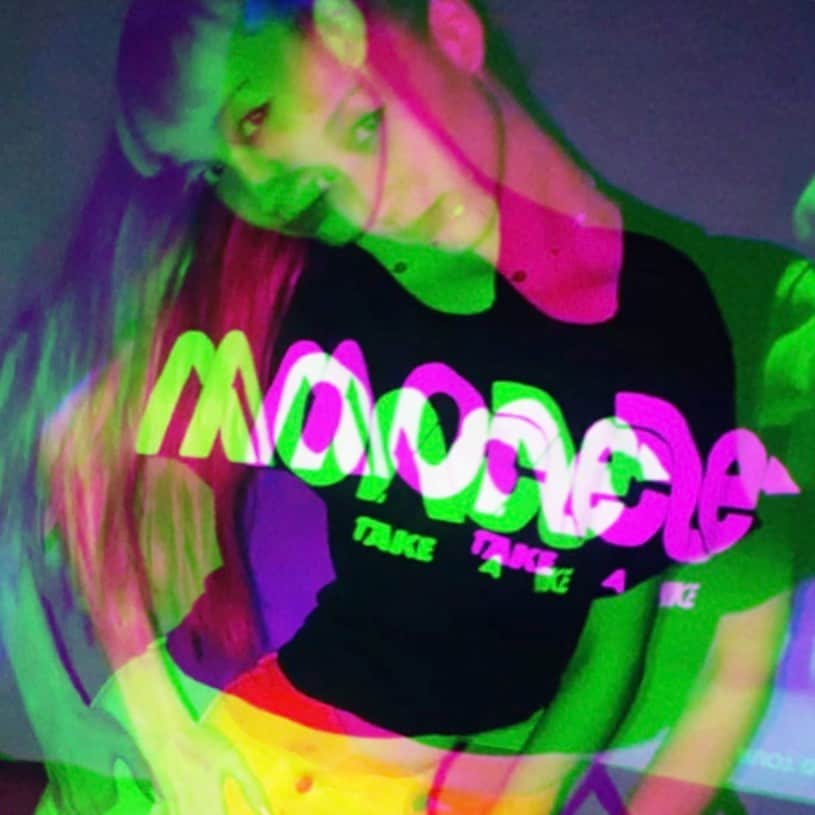 水原佑果さんのインスタグラム写真 - (水原佑果Instagram)「💛💚🧡Moncler Freak 🏋🏻‍♂️🧡💛💚 @moncler Opening Party in Singapope🦁🍸🎉🌃#monclergenius #Moncler1952  Lovely hair&make up by @rieshiraishi1220 💄🎨💎💕」8月30日 19時53分 - ashley_yuka