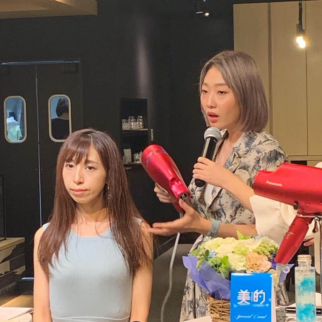 美的 Biteki's official Instagram! さんのインスタグラム写真 - (美的 Biteki's official Instagram! Instagram)「今夜、「美的Café with Panasonic Beauty」がオープン ✨ まずはゲストに大人気ヘア＆メイクアップアーティスト、林 由香里さんをお迎えし、トークショーがスタート♪  もともと美容師としてご活躍され、ヘアケアにも詳しい林さん。髪の毛を乾かす“ドライ”の仕方で髪のコンディションが変わっていくのだとか❣️ ポイントはまず地肌をしっかり乾かし、水分をしっかり飛ばすこと。とくに長髪や毛量の多い方は、毛先を乾かすことに注力しがちですが、根元から乾かすことで髪全体がより速く乾き、美髪につながるのだとか。  林さんが撮影の現場でも愛用しているというのが、パナソニック ビューティのヘアードライヤー「ナノケア」。なんと9月1日に高浸透ナノイー搭載のNEW「ナノケア」が発売されるそう！ . 新ヘアードライヤー「ナノケア」の注目点は... ◆「ナノイー」の水分発生量が従来の18倍もアップ！ 空気中の水分が超微細化されたイオンである「ナノイー」。新ヘアードライヤー「ナノケア」は髪への浸透性を大幅に高めたナノイーが搭載されています。 . ◆髪のうるおいが1.9倍アップ！ 高浸透「ナノイー」がキューティクルに入り込み、髪の内側まで水分を与えてくれるから、ツヤっとした見た目＆滑らかな手触りの髪に♪  さらにパナソニックならではの「速乾ノズル」で忙しい時でも速く綺麗に仕上げることができたり、「5つのモード」で毛先から地肌、お肌までうるおいを与えてくれるのも嬉しい！！ . 会場では林さんによるパナソニックのヘアードライヤー「ナノケア」を使ったドライの実演が行われました。 簡単に乾かすだけで、左右でこんなに違いがでてびっくり❣️（写真4枚目） ポイントは[髪を乾かす順番]！こちらは次の投稿ですぐにお伝えしますのでお楽しみに♪  今夜のカフェタイムは、髪の潤いを与える成分が入ったメニュー。夏野菜のテリーヌ、バナナとマンゴーのパンナコッタなど色鮮やかなお料理で美味しくキレイを目指しました🍽  #パナソニックビューティ #PanasonicBeauty #ナノイーは新世代へ #1800パーセント#ナノケア #ヘアードライヤー  #ヘアケア #林由香里 #美的カフェ #美的 #MiCafeto」8月30日 19時55分 - bitekicom